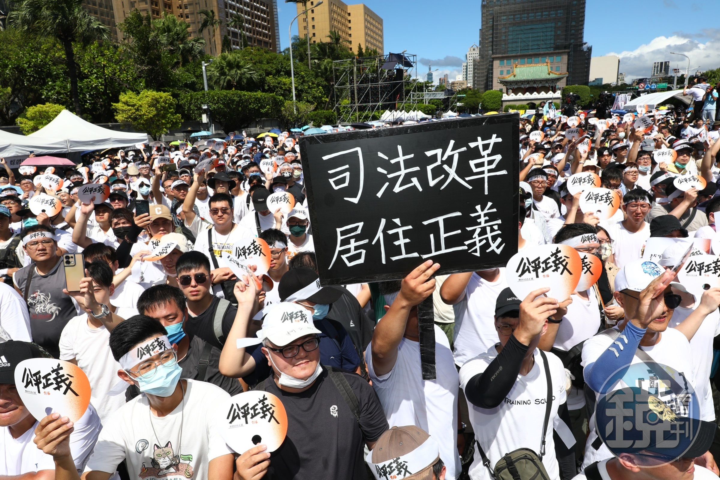 館長與黃國昌號召民眾上凱道,主打「司法改革與居住正義」議題。