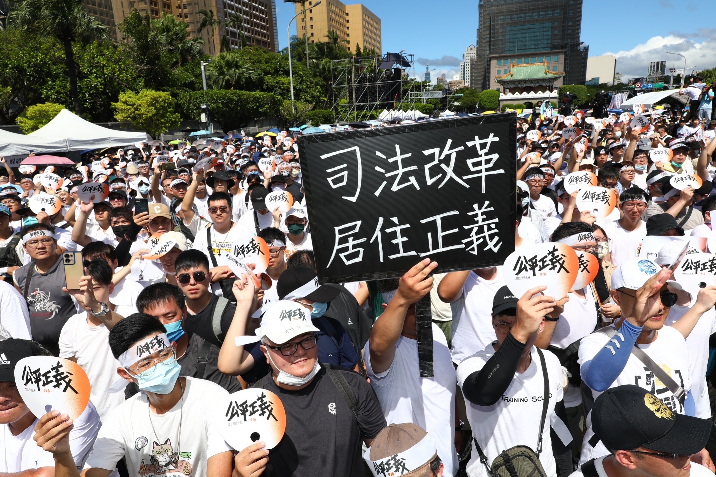 館長與黃國昌號召民眾上凱道,主打「司法改革與居住正義」議題。