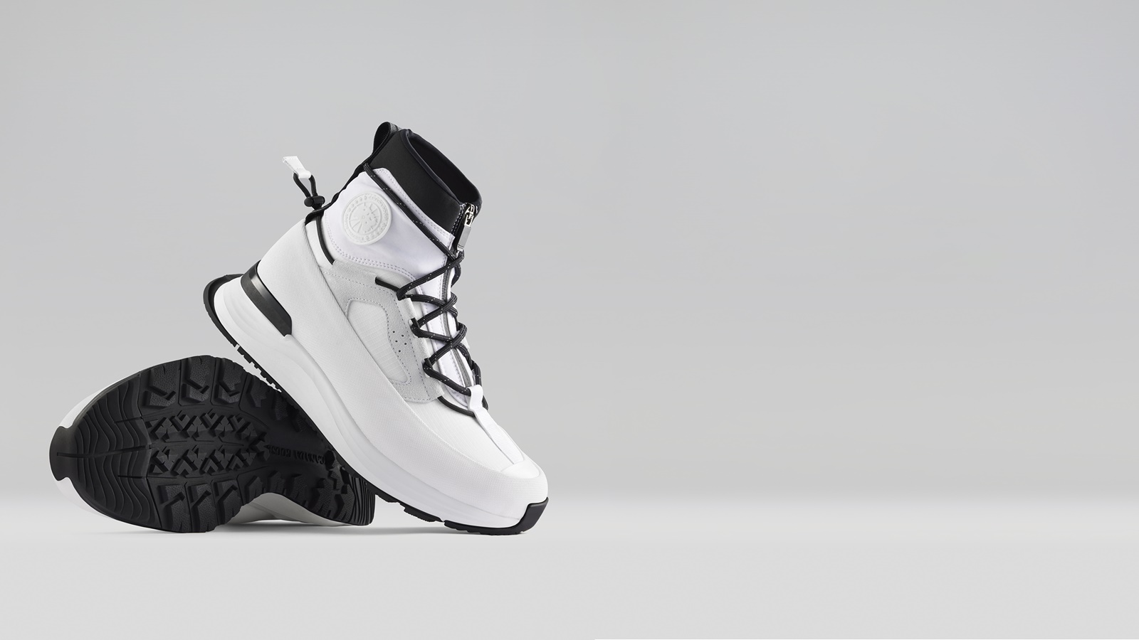Glacier Trail高筒運動鞋。男款冰雪白色NT$18,700(CANADA GOOSE提供)