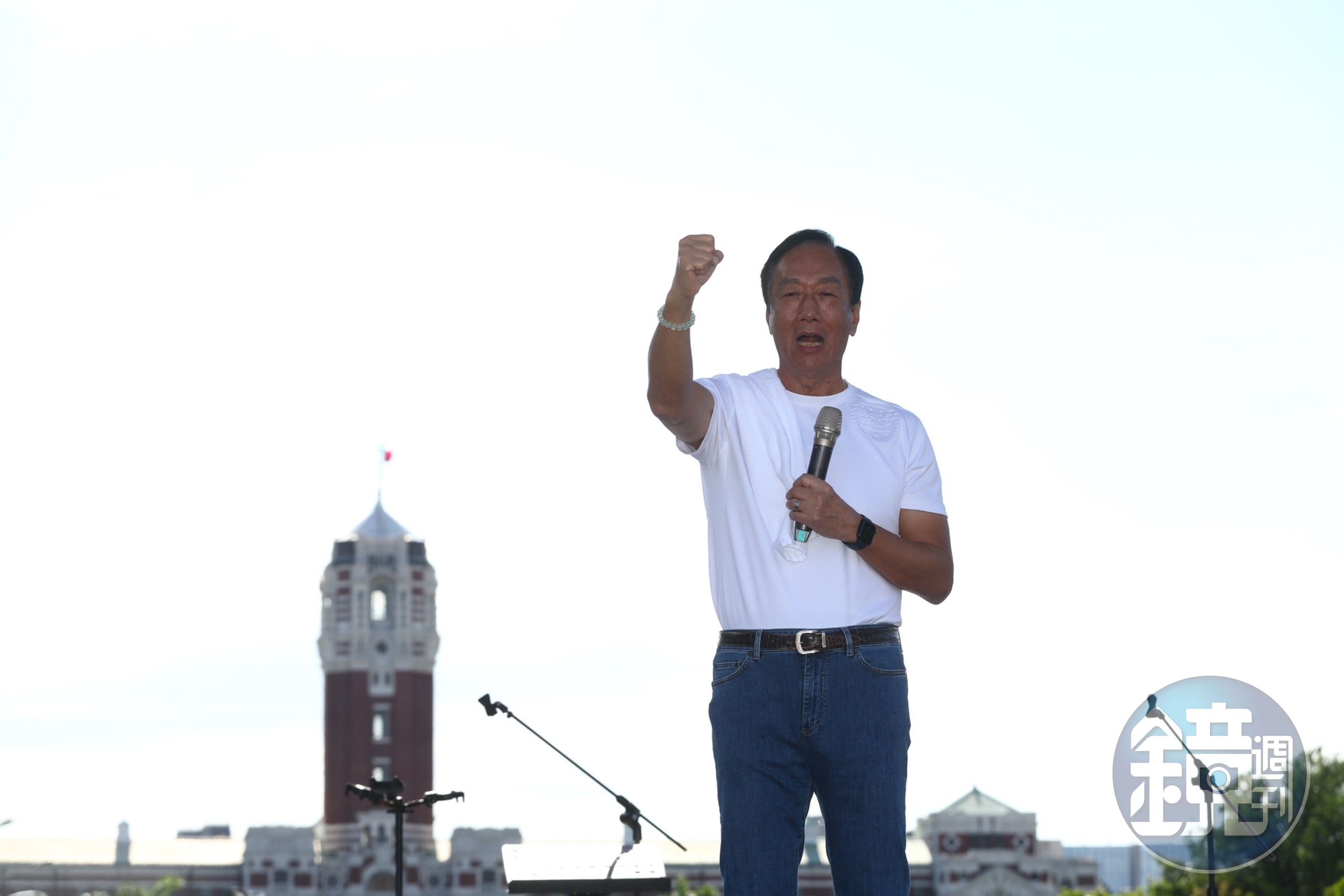 郭台銘批評民進黨政府8年來未能落實居住正義改革,選舉到了才趕快推出囤房稅2.0騙選票。