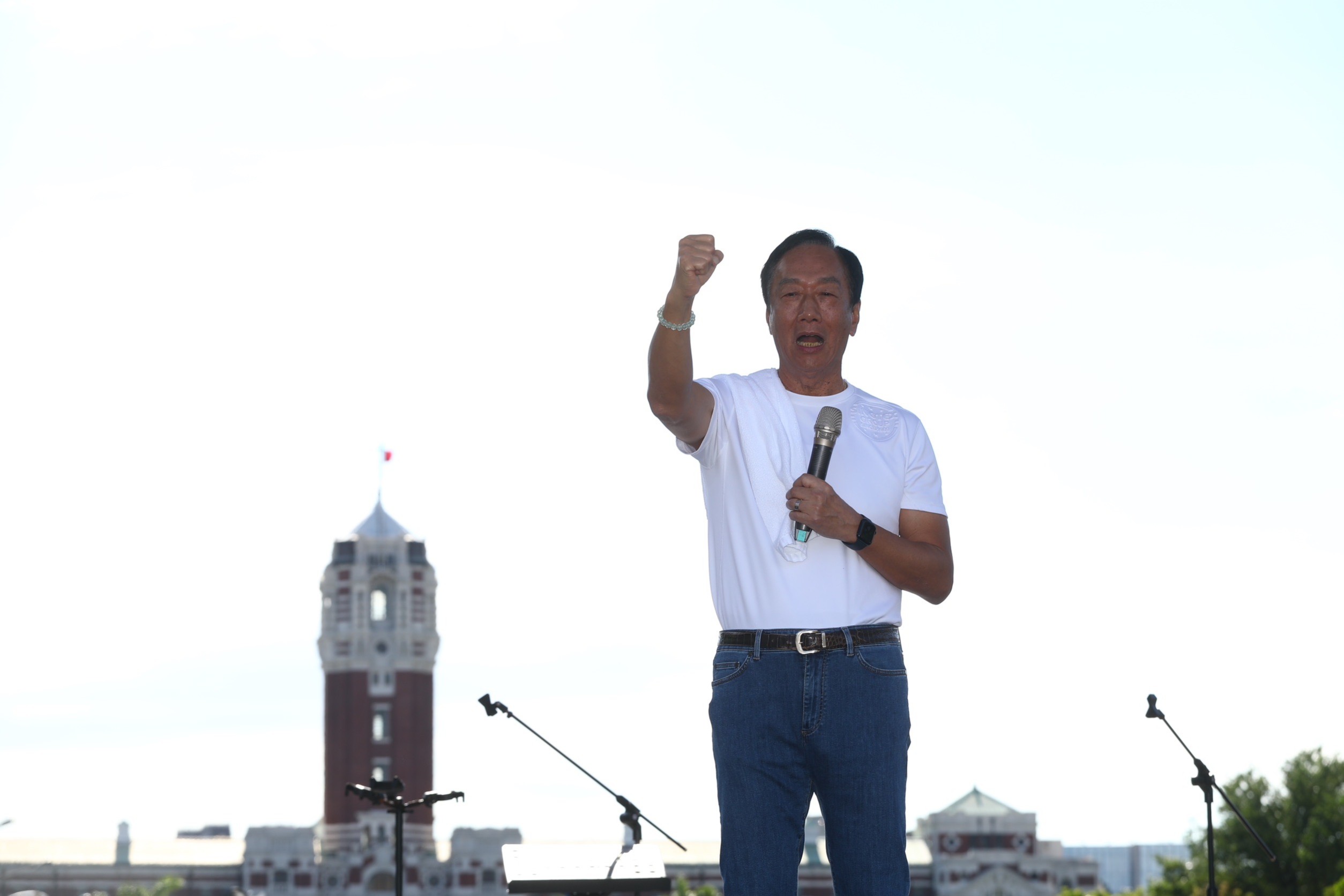 郭台銘批評民進黨政府8年來未能落實居住正義改革，選舉到了才趕快推出囤房稅2.0騙選票。