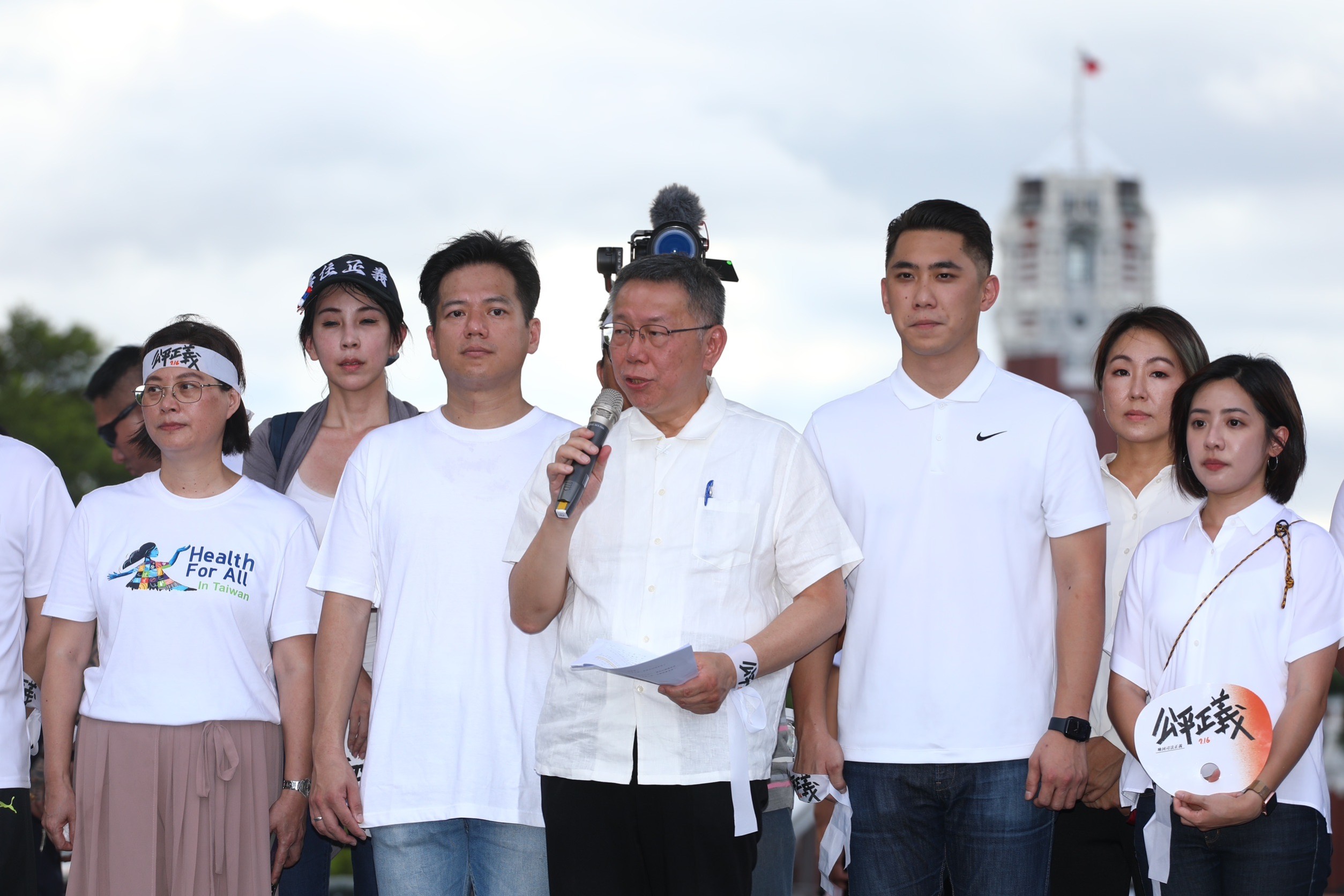 柯文哲點名內政部政次花敬群誠實回答2個問題，說清楚蔡政府任內蓋了多少戶社宅。