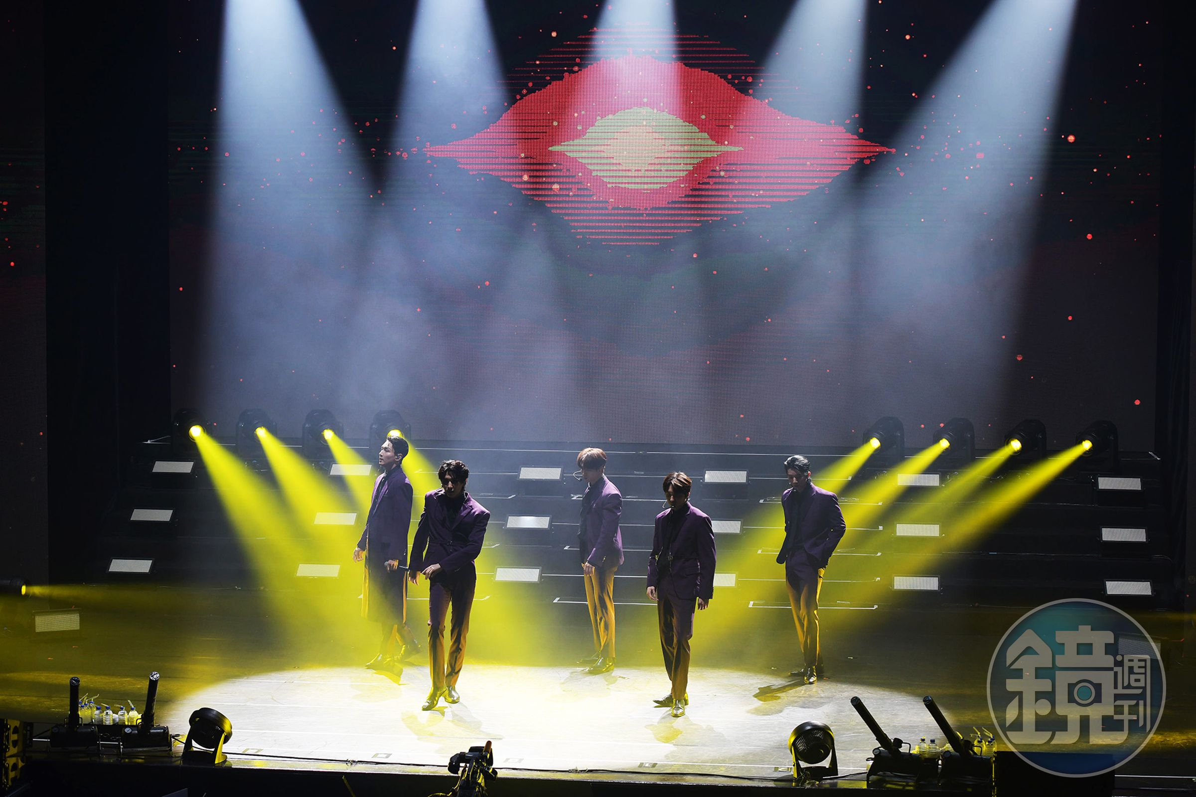 SF9週日在TICC開唱,成員以紫色西裝登場。(華藝提供)