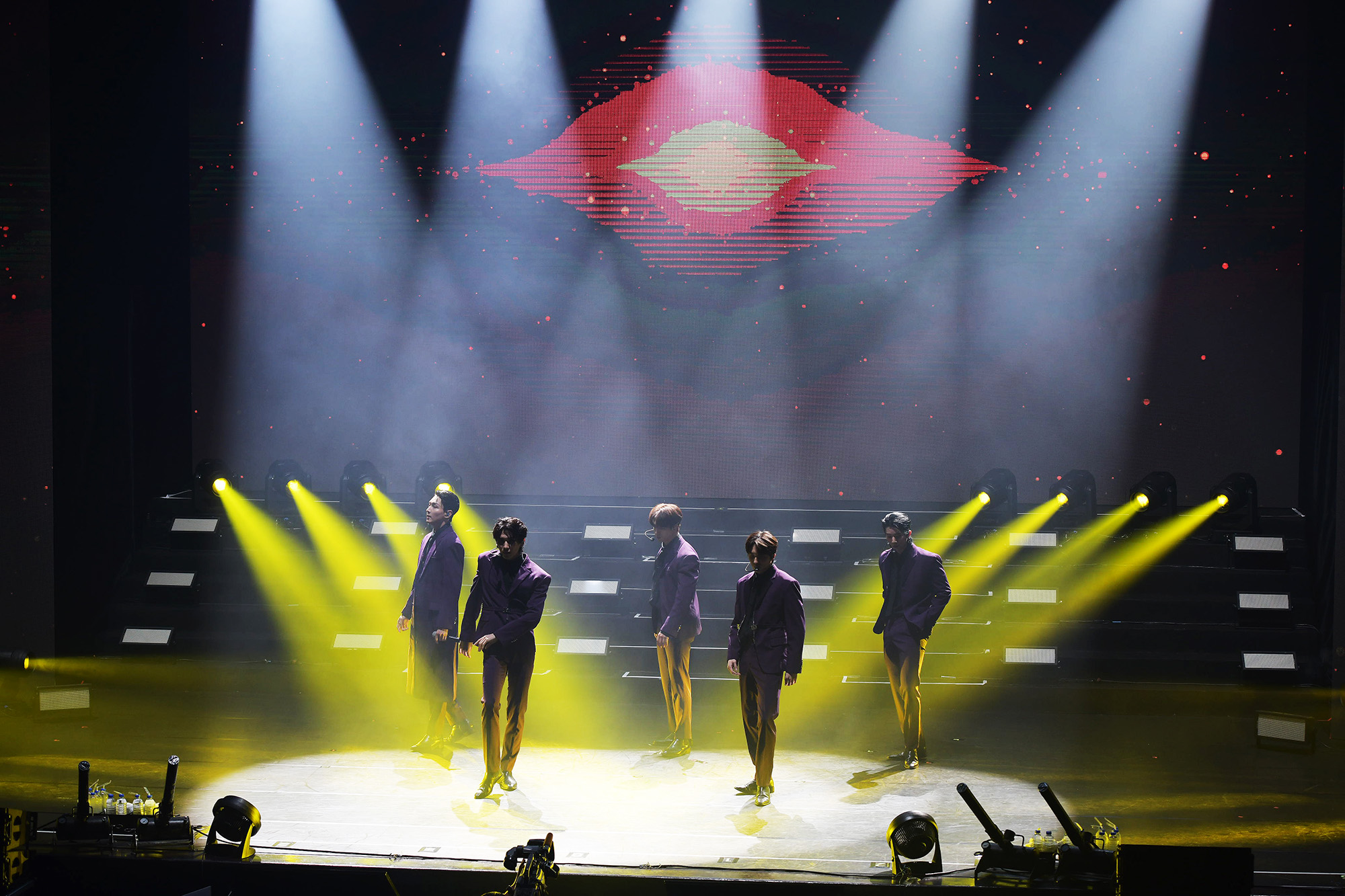SF9週日在TICC開唱,成員以紫色西裝登場。(華藝提供)