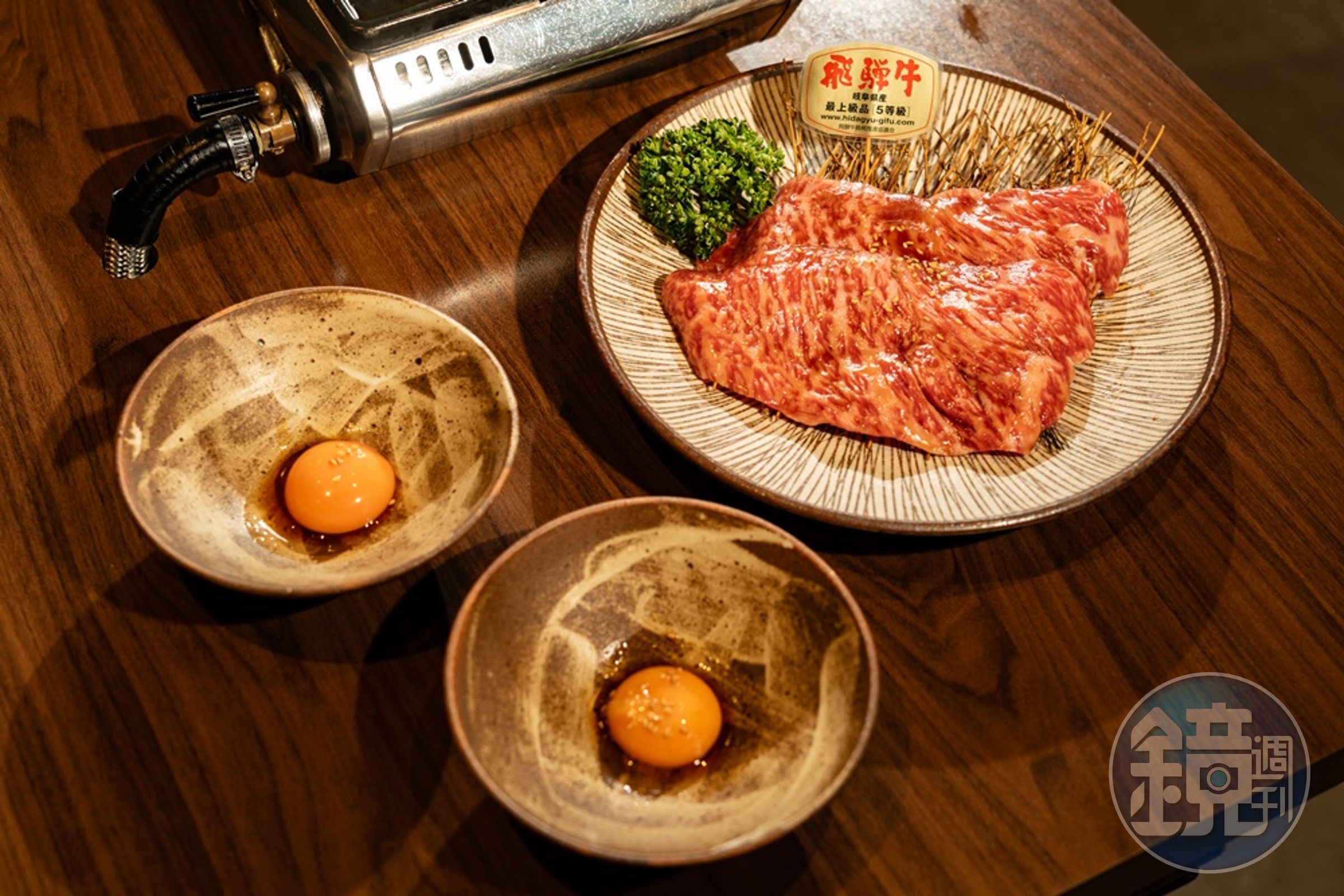 烤好的飛驒牛沾生蛋黃入口，別具風味。（岐阜縣提供）