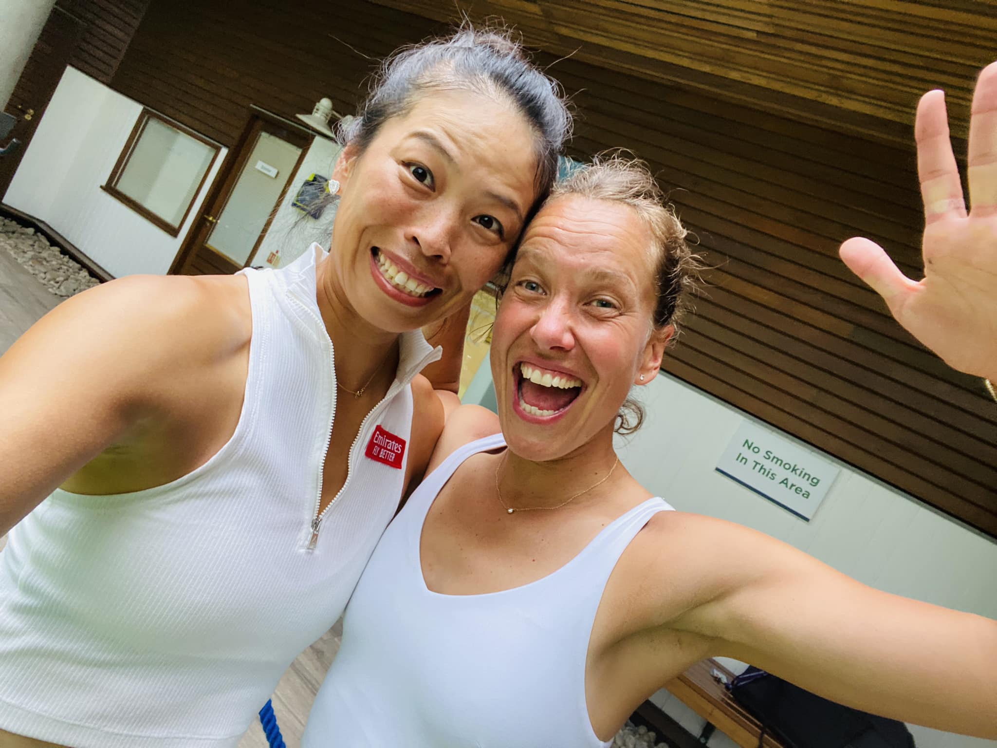 我國網球好手謝淑薇（左）與搭擋史崔可娃（右）奪下溫網女雙大滿貫，這也是她們的第二座女雙大滿貫。（翻攝自Su-Wei Hsieh 夢遊寫真人謝淑薇臉書）