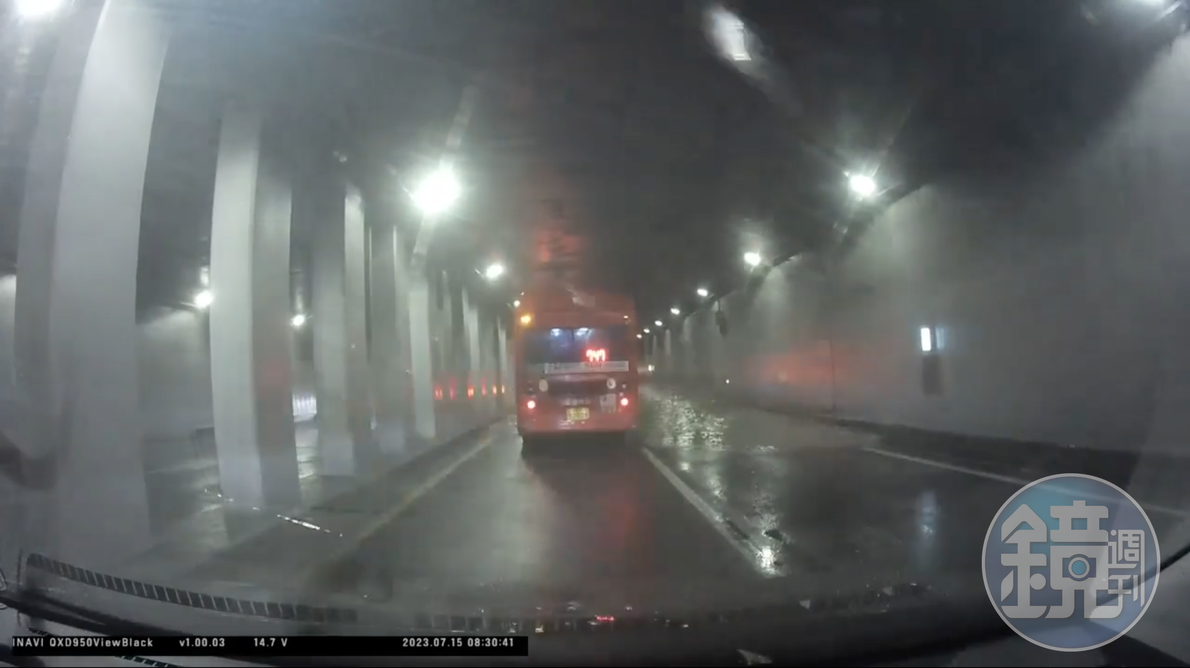 南韓連日暴雨，忠清北道五松一處下水道也發生淹水事件，一輛改道駛入的747號公車亦不幸罹難。（翻攝自臉書）