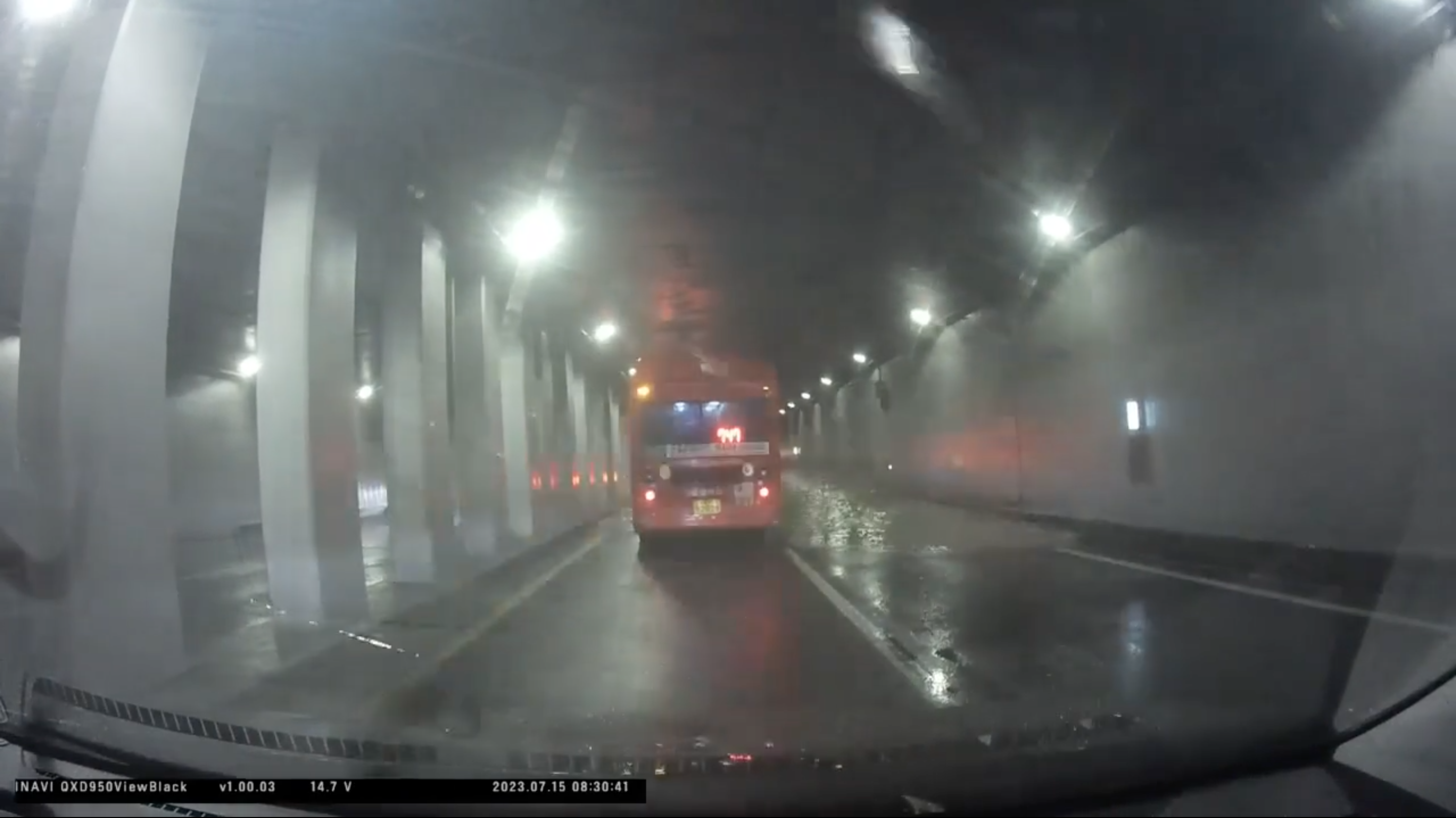 南韓連日暴雨，忠清北道五松一處下水道也發生淹水事件，一輛改道駛入的747號公車亦不幸罹難。（翻攝自臉書）