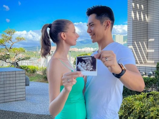 祖雄（右）和佳娜（左）開心分享喜訊。（翻攝臉書）