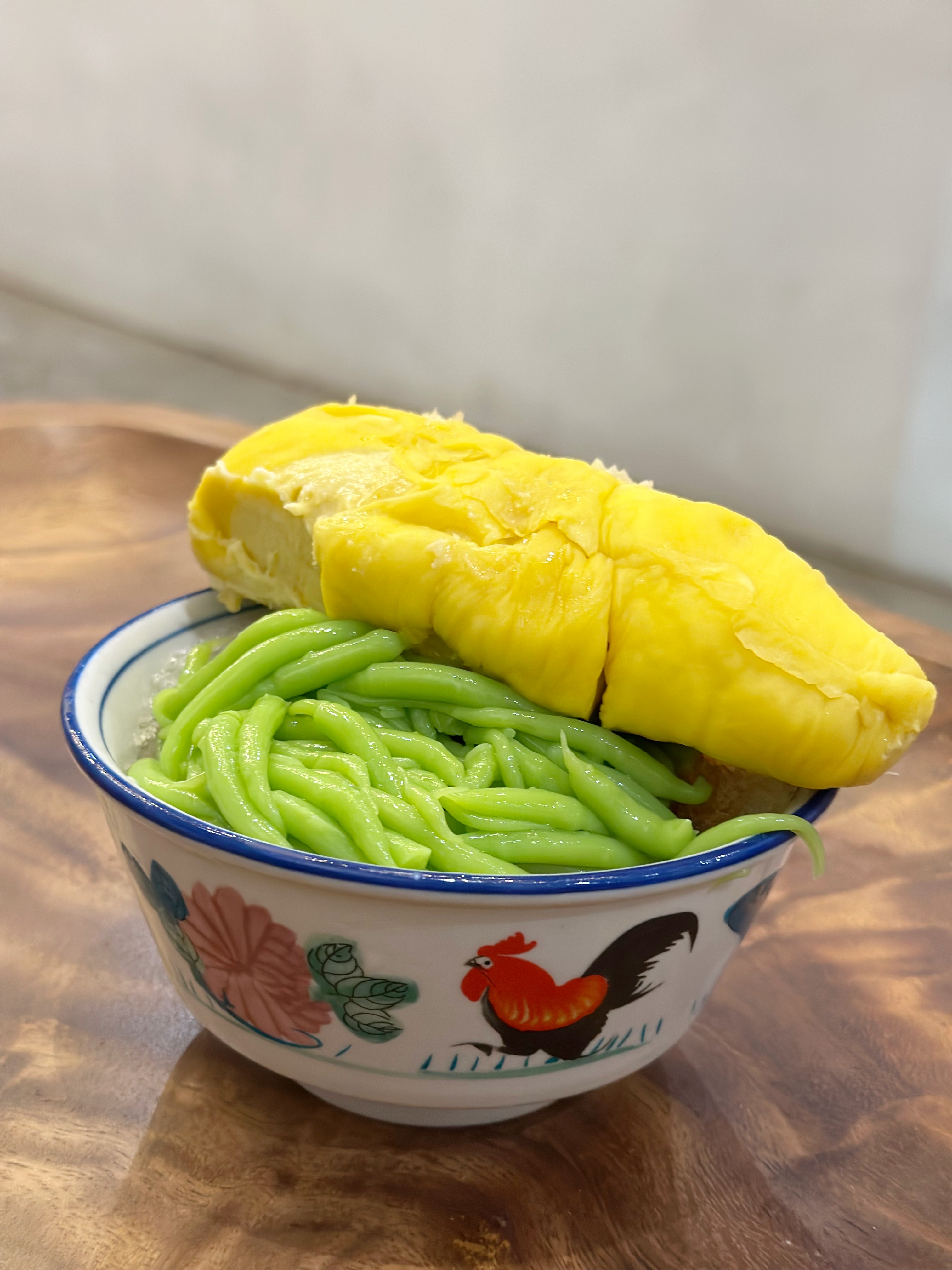 煎蕊冰品「Mao Shan Wang Chendul」上頭放上一大塊貓山王榴槤新鮮果肉。（新幣13.9元／份，約NT$325）