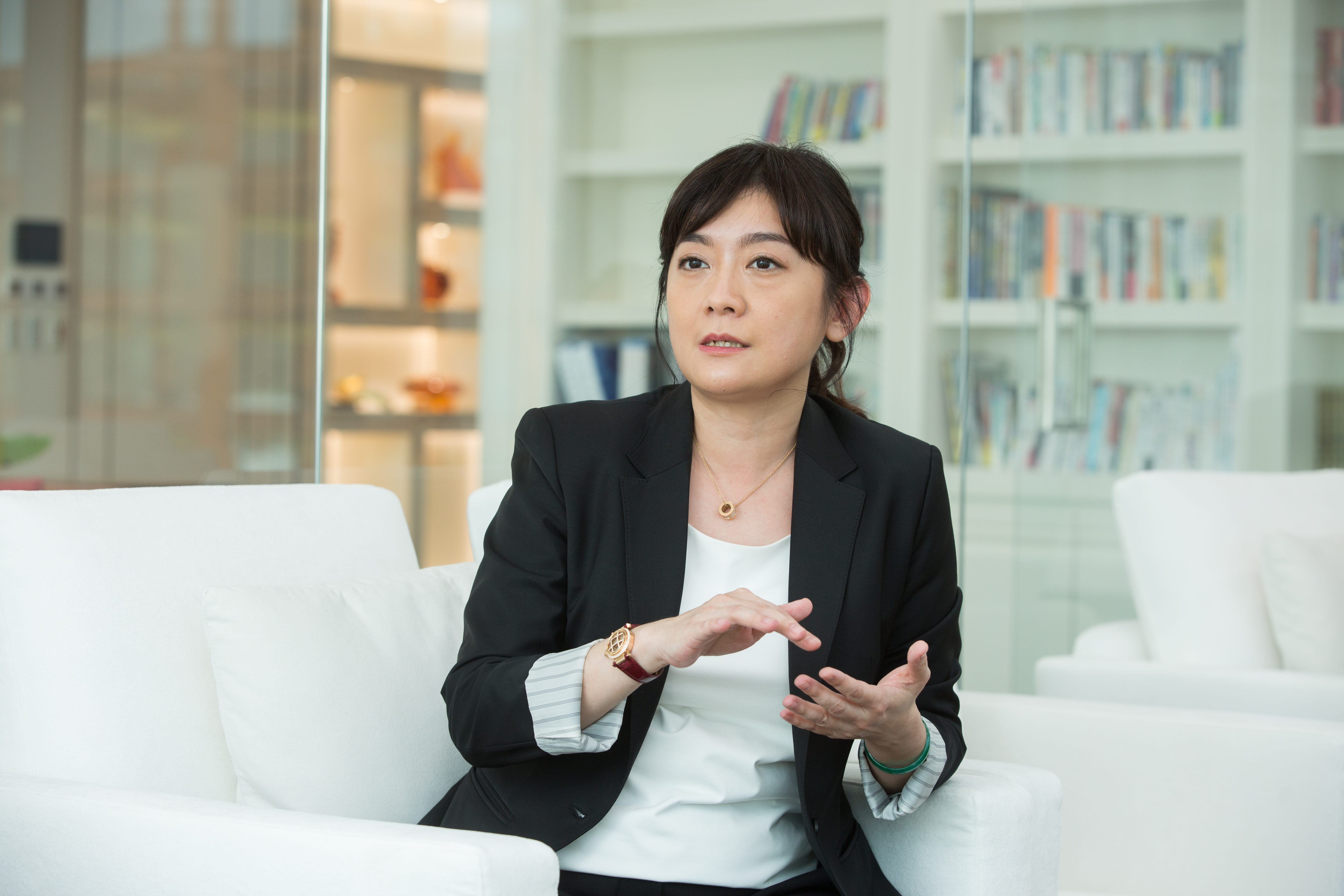 三顧前董座楊智惠在機場遭非法逮捕，上銬在調查局長達12小時不平對待。