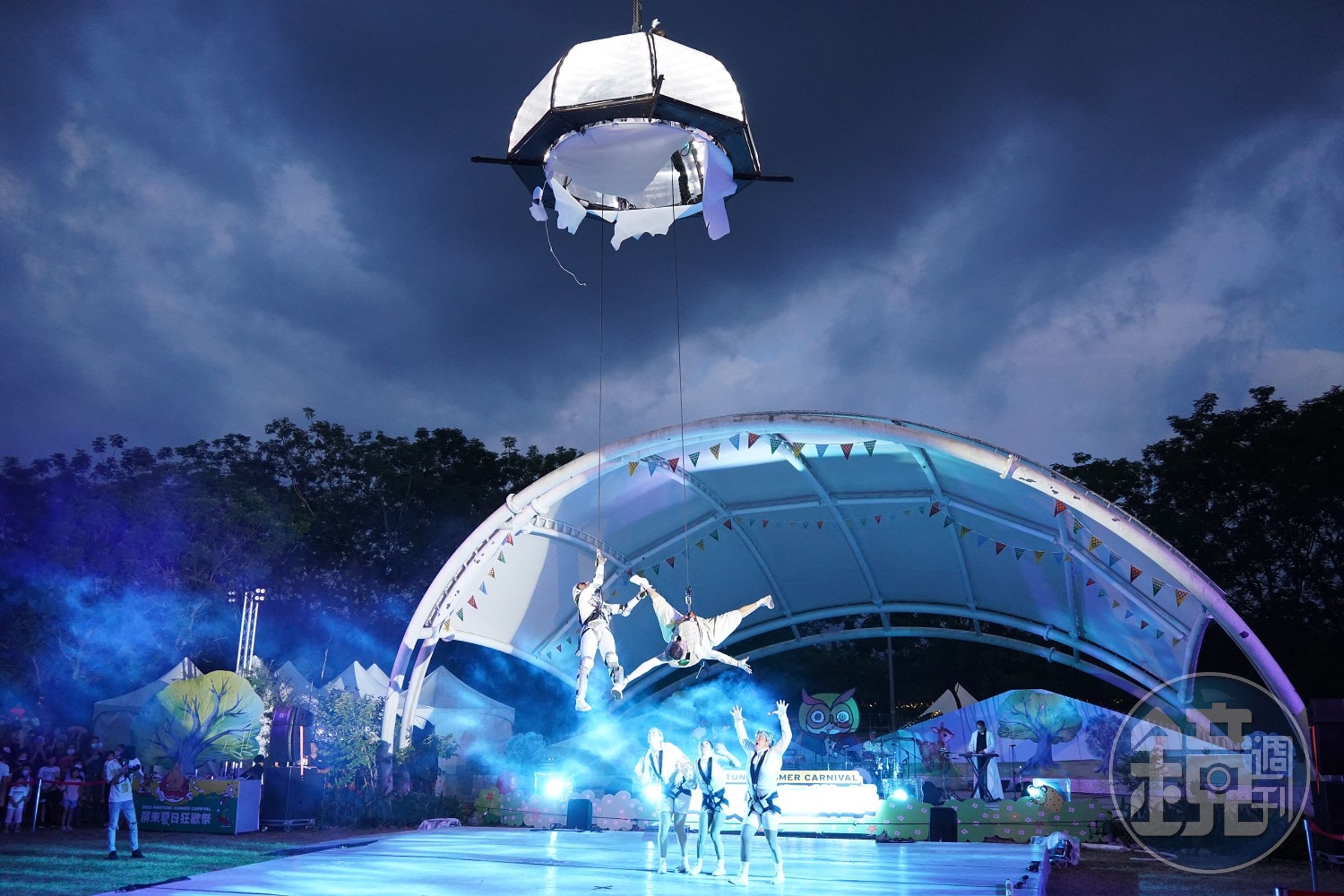 2023屏東夏日狂歡祭開幕式於7月15日由西班牙的空中劇院揭開序幕。(屏東縣政府傳播暨國際事務處提供)