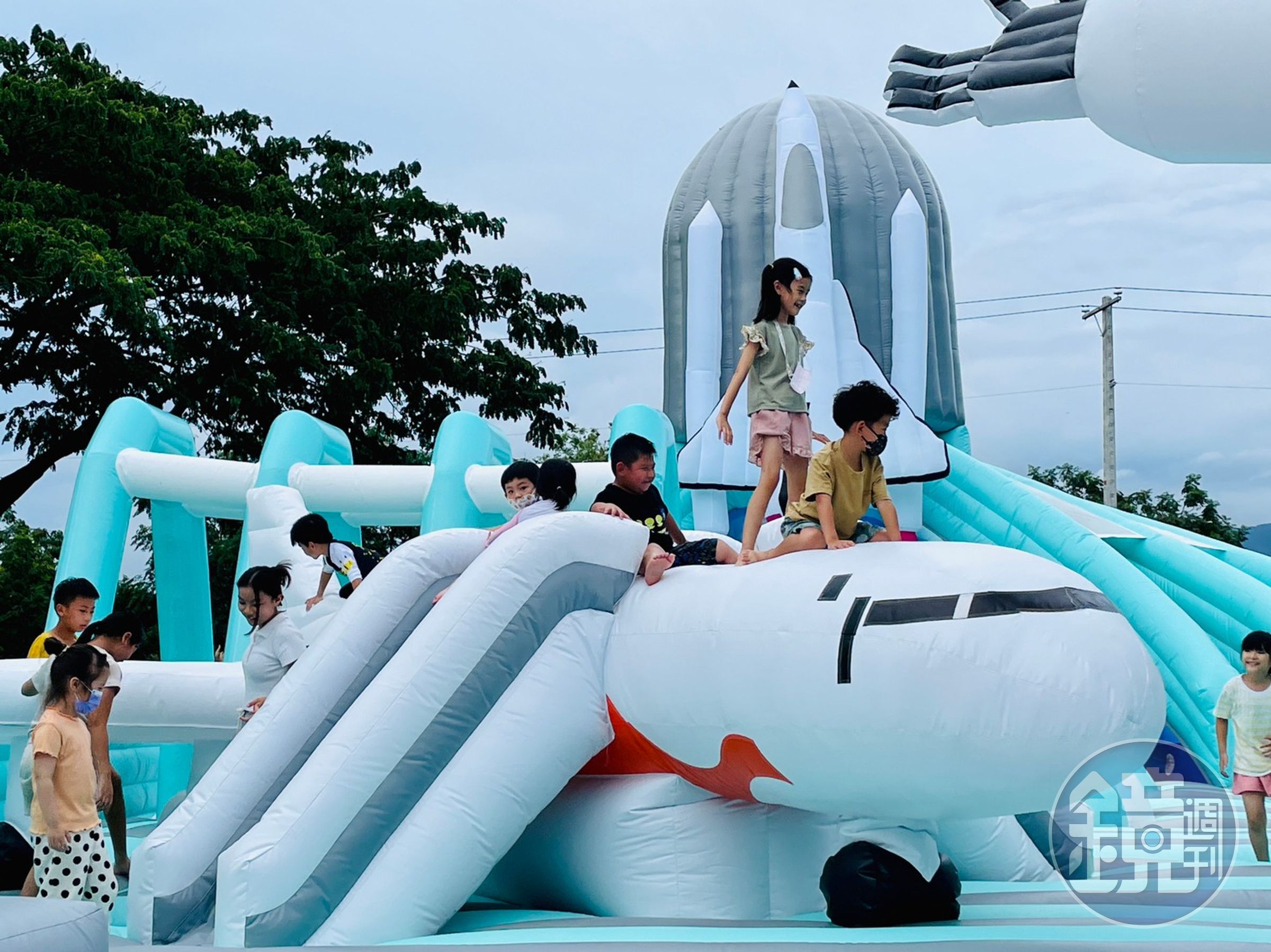 夏日狂歡祭自即日起至8月27日,每週二、三為活動休整日,遊樂設施暫停使用,潮州林後四林平地森林園區照常開放。(取自屏東縣政府傳播暨國際事務處臉書專頁)
