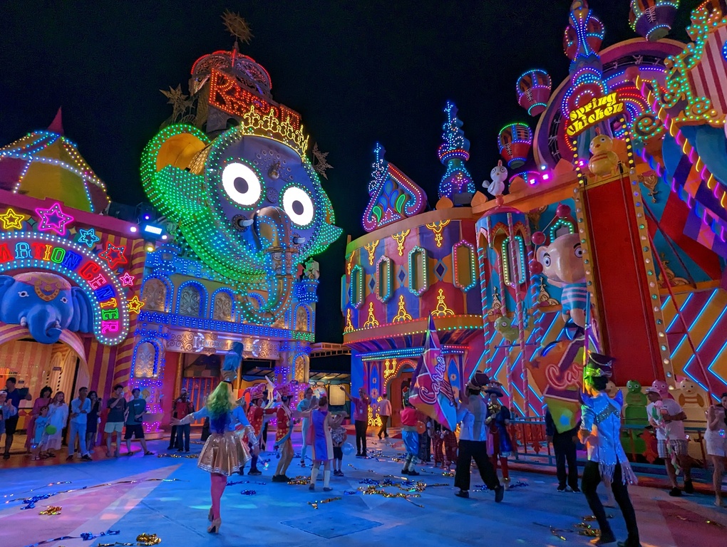 夜間登場的花車遊行讓現場氣氛沸騰。