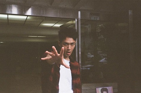 柯震東的眼角舊傷還在，不料又被自家狗狗撞到噴血。（翻攝自柯震東IG）