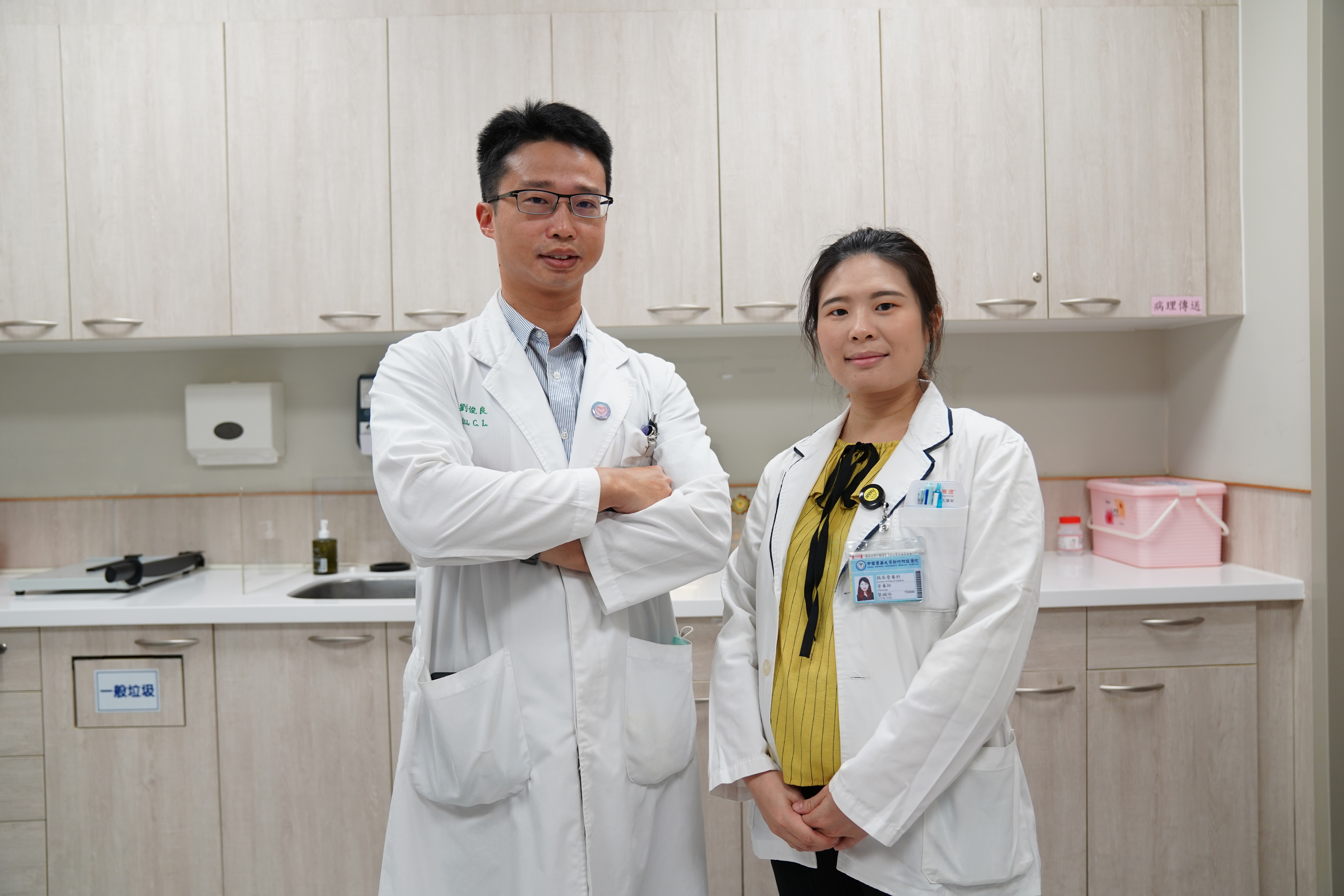 營養師黎姵吟（右）建議骨折及骨鬆患者鈣質流失，可食用富含鈣質的牛奶、小魚乾、豆干、黑芝麻等補充營養。（中國醫藥大學新竹附設醫院提供）