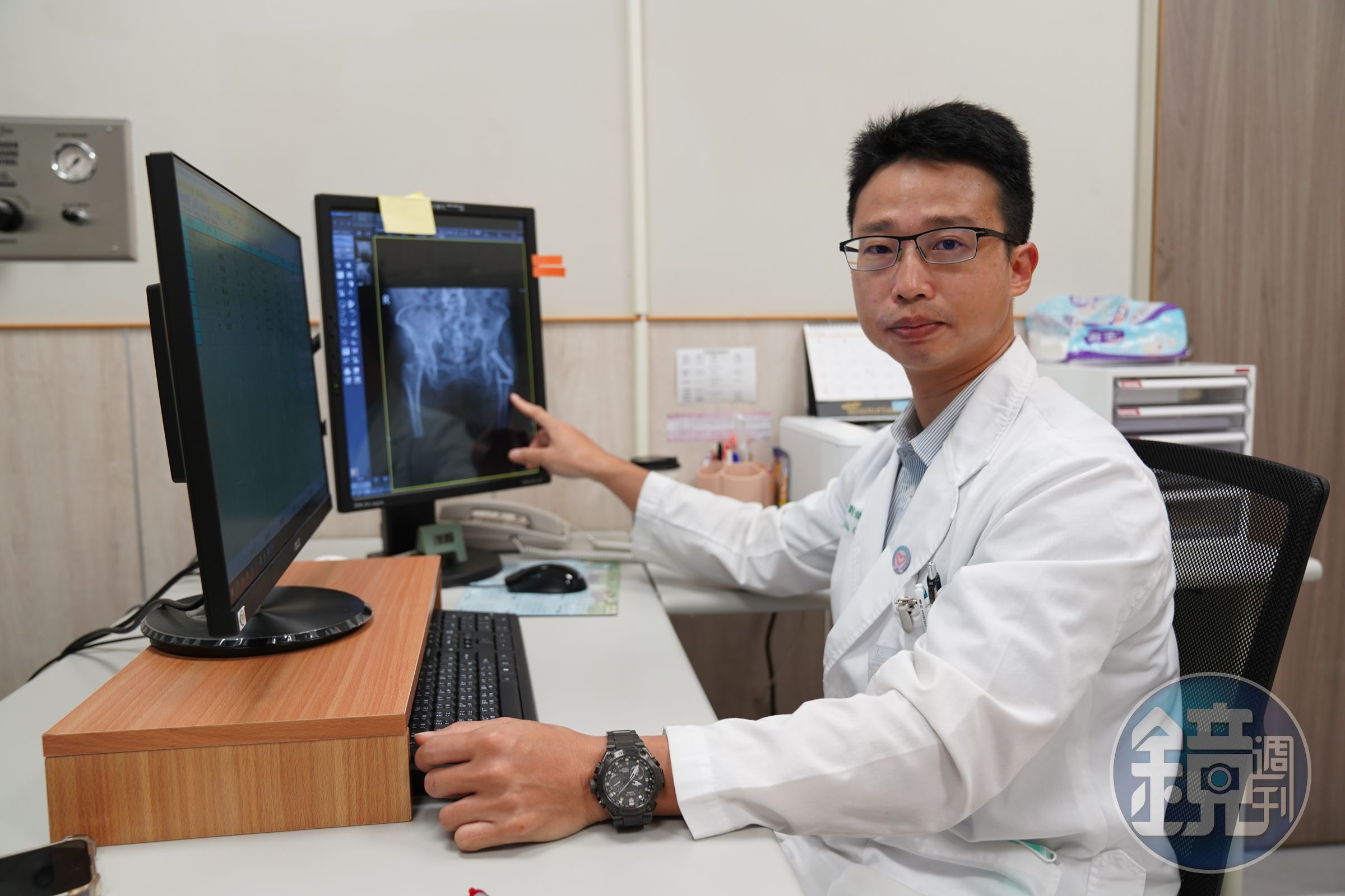 骨科醫師劉俊良提醒,患有甲狀腺疾病、類風濕關節炎或糖尿病,都算是骨質疏鬆的高危險群。(中國醫藥大學新竹附設醫院提供)