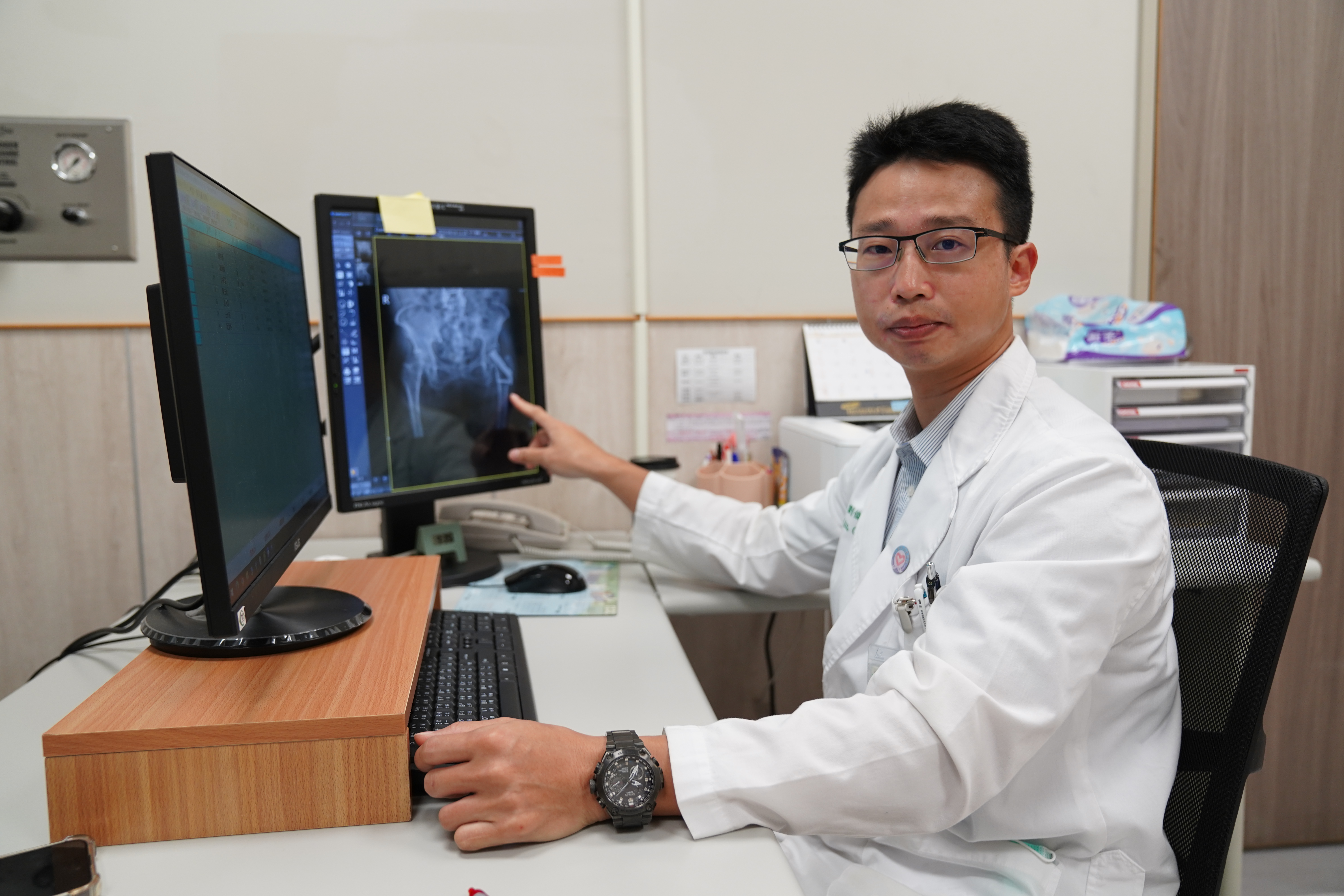 骨科醫師劉俊良提醒，患有甲狀腺疾病、類風濕關節炎或糖尿病，都算是骨質疏鬆的高危險群。（中國醫藥大學新竹附設醫院提供）