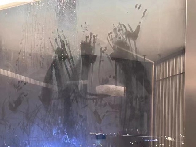 住高級飯店放熱水洗澡，玻璃上浮現「滿滿鬼手印」！鄉民色欲思考：激戰「胸」宅。（翻自微博）