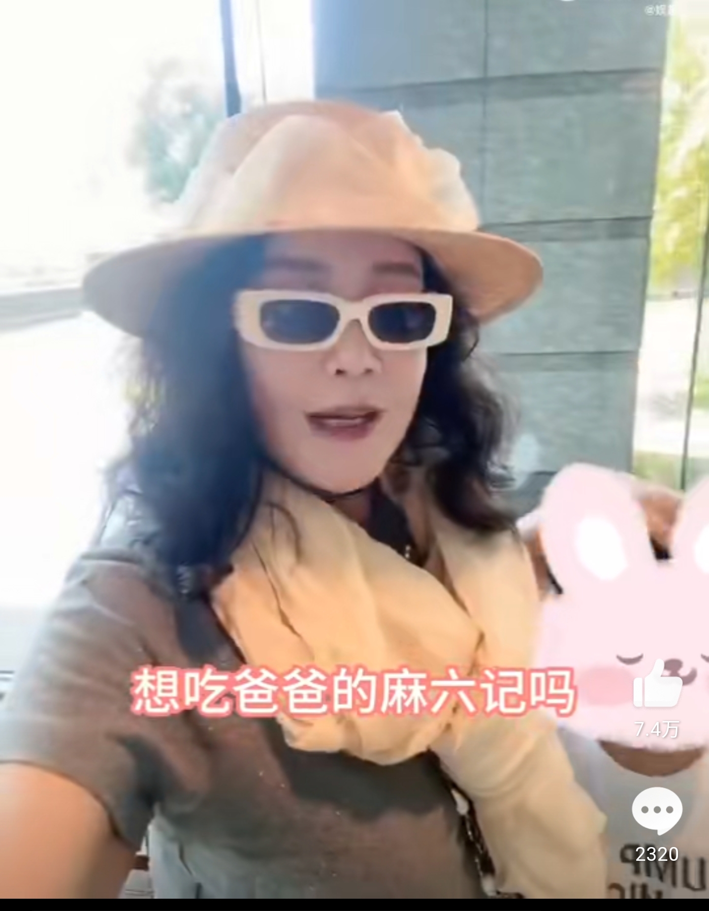 張蘭頻拉著孫子宣傳自家餐廳。（翻攝自張蘭微博）