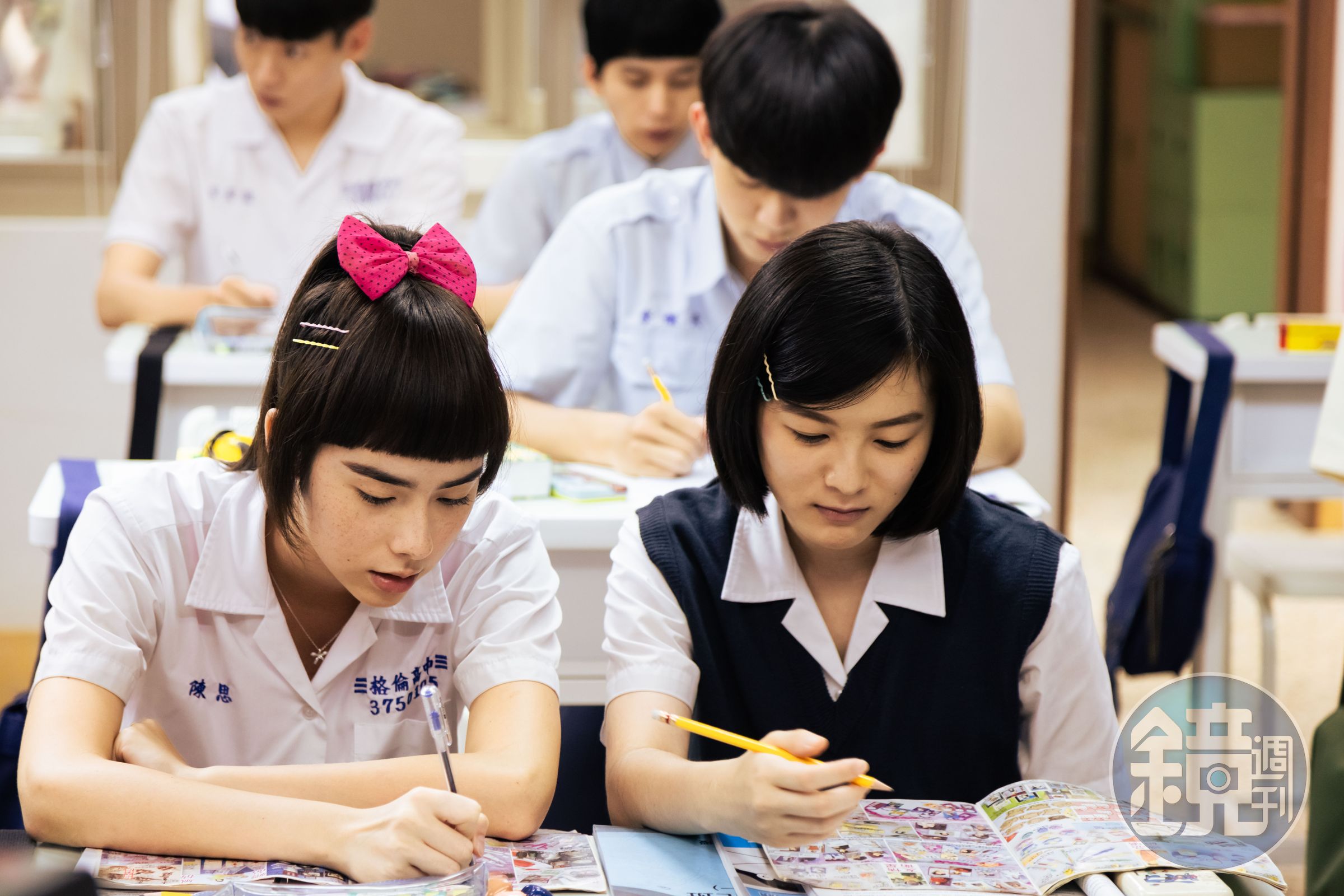 林奕嵐(左)扮演《成功補習班》的班花,現實中她就讀國際學校,沒上過補習班,反而藉著拍片終於有了補習班上課的經驗。(華納兄弟提供)