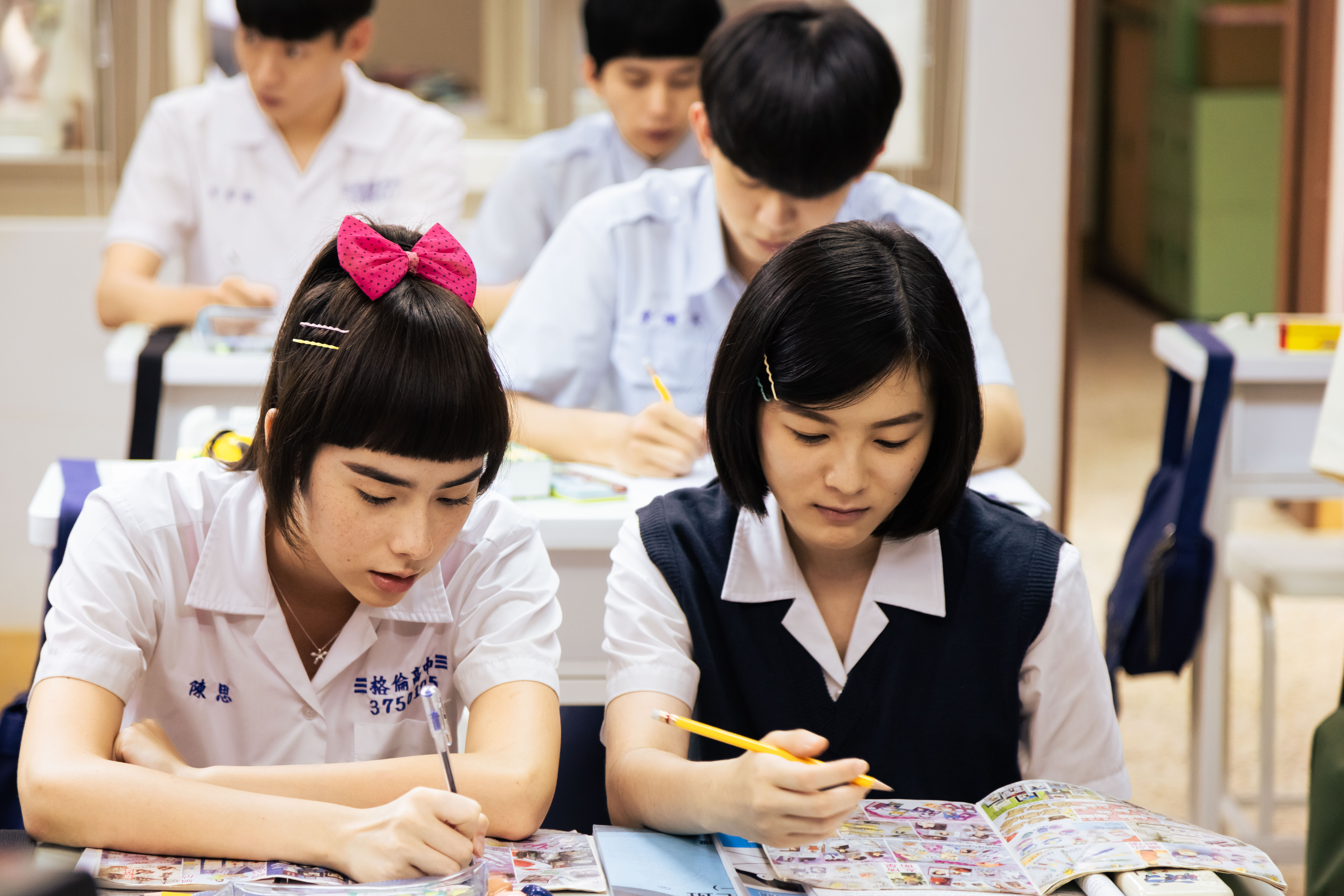 林奕嵐(左)扮演《成功補習班》的班花,現實中她就讀國際學校,沒上過補習班,反而藉著拍片終於有了補習班上課的經驗。(華納兄弟提供)