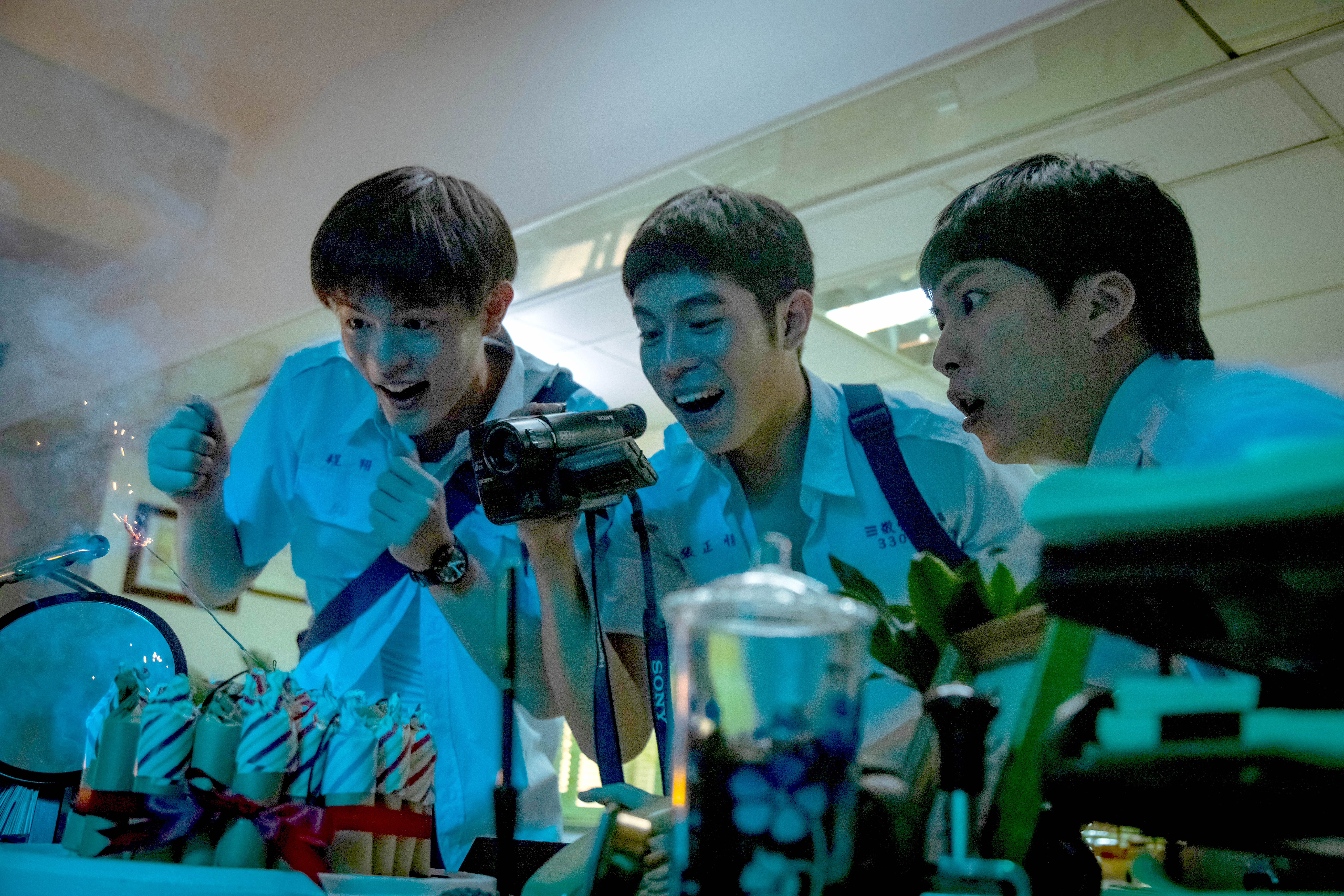 邱以太（左起）、詹懷雲、巫建和在《成功補習班》飾演調皮搗蛋的高中生，甚至起鬨在補習班點鞭炮慶生，其實是導演藍正龍自己想幹的壞事。（華納兄弟提供）