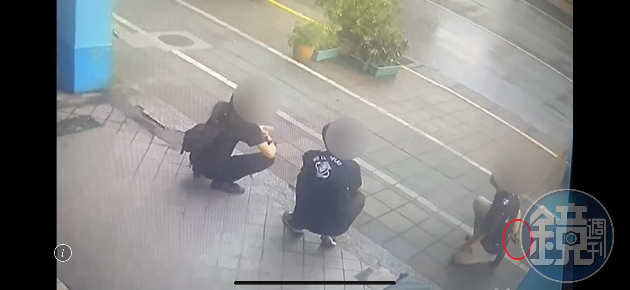 警方調閱監視器，發現外籍男子當時手拿磚頭藏在背後（紅圈）。（翻攝畫面）