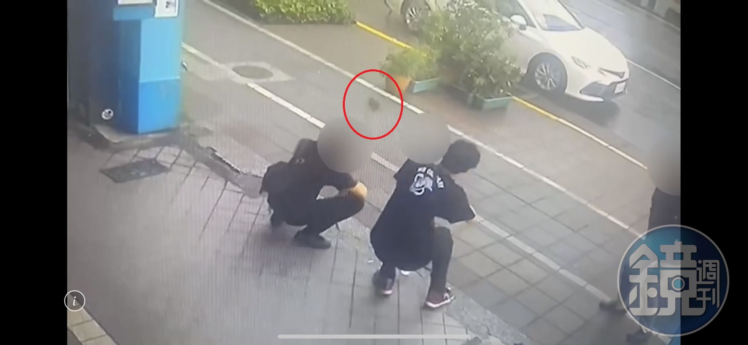 雙方一言不合，外籍男子朝2名店員扔擲磚頭（紅圈）。（翻攝畫面）