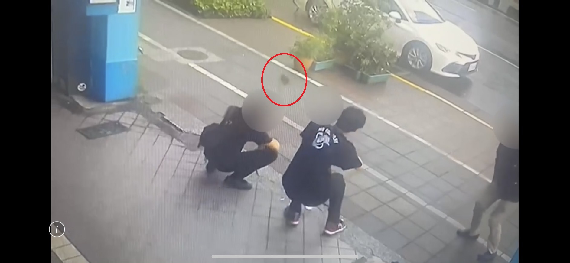 雙方一言不合，外籍男子朝2名店員扔擲磚頭（紅圈）。（翻攝畫面）