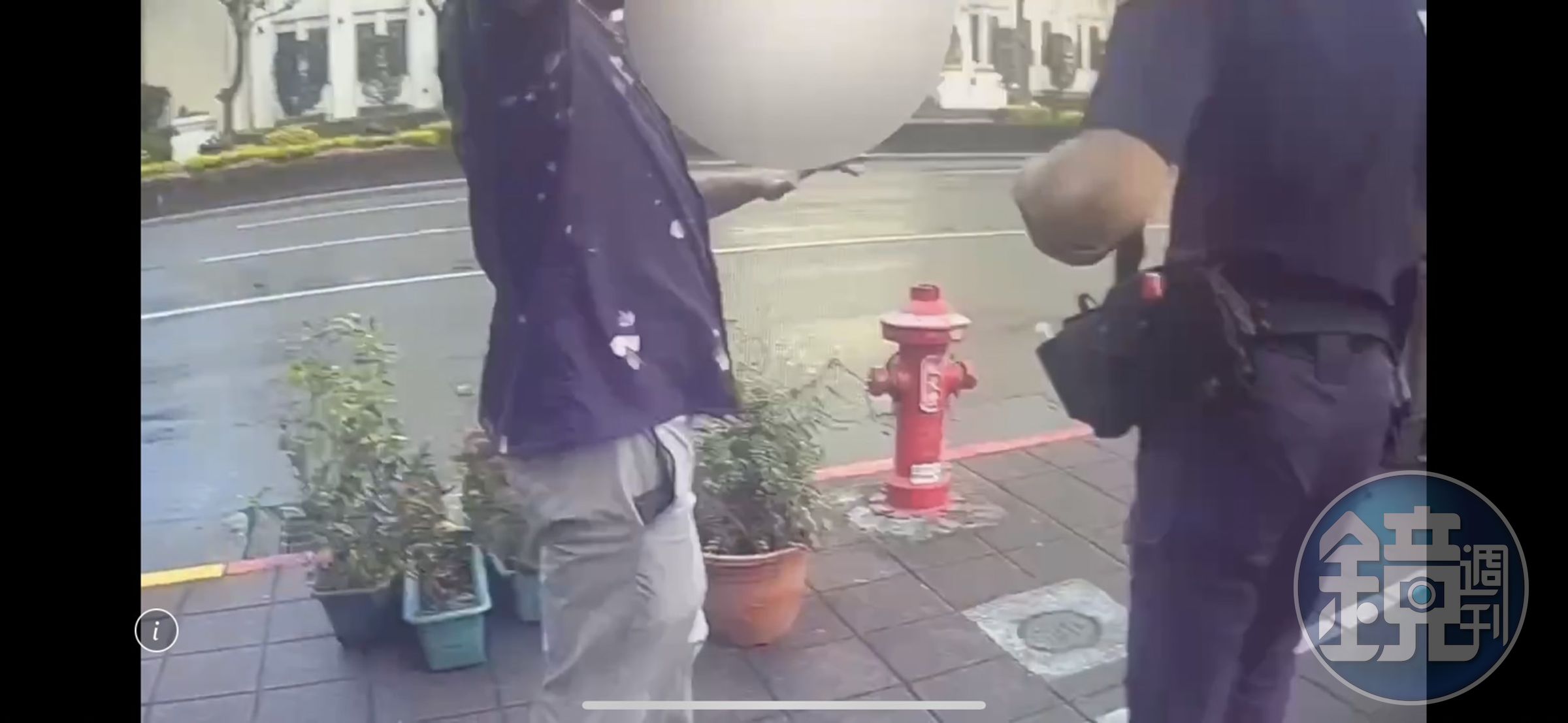 警方獲報到場後將3人全帶回警局偵訊。（翻攝畫面）