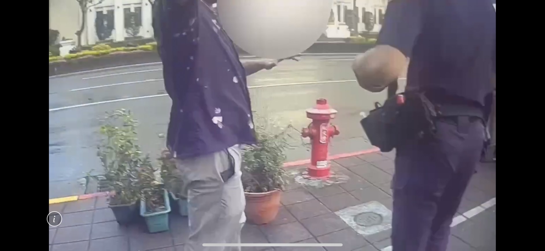 警方獲報到場後將3人全帶回警局偵訊。（翻攝畫面）