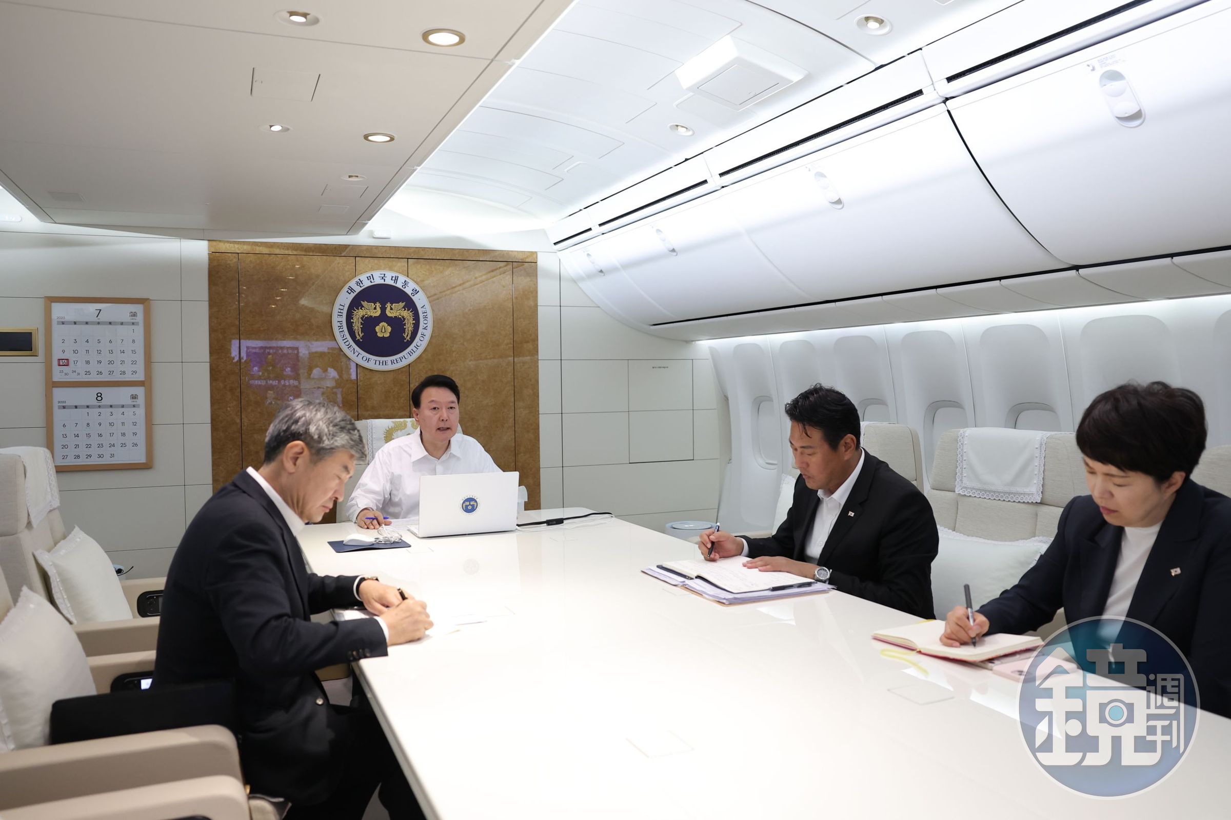 尹錫悅16日於波蘭主持視訊會議，下令迅速救援受災者。（翻攝自南韓總統府官網）