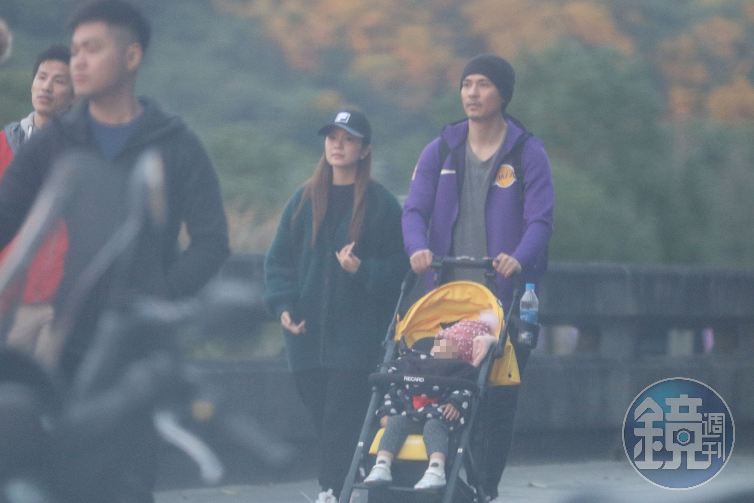 周渝民曾被本刊目擊推娃娃車帶小孩散步。(本刊資料照)