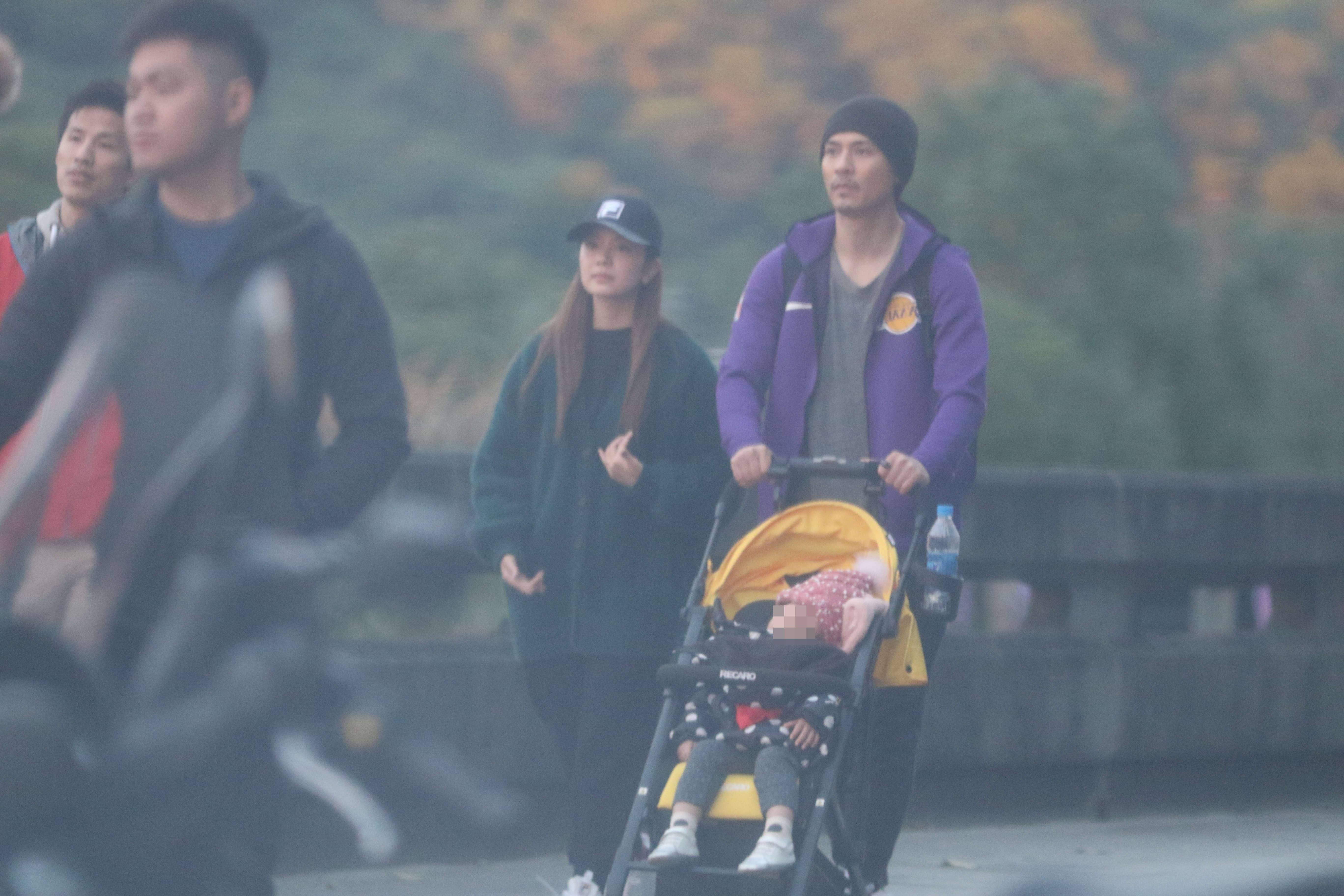 周渝民曾被本刊目擊推娃娃車帶小孩散步。（本刊資料照）