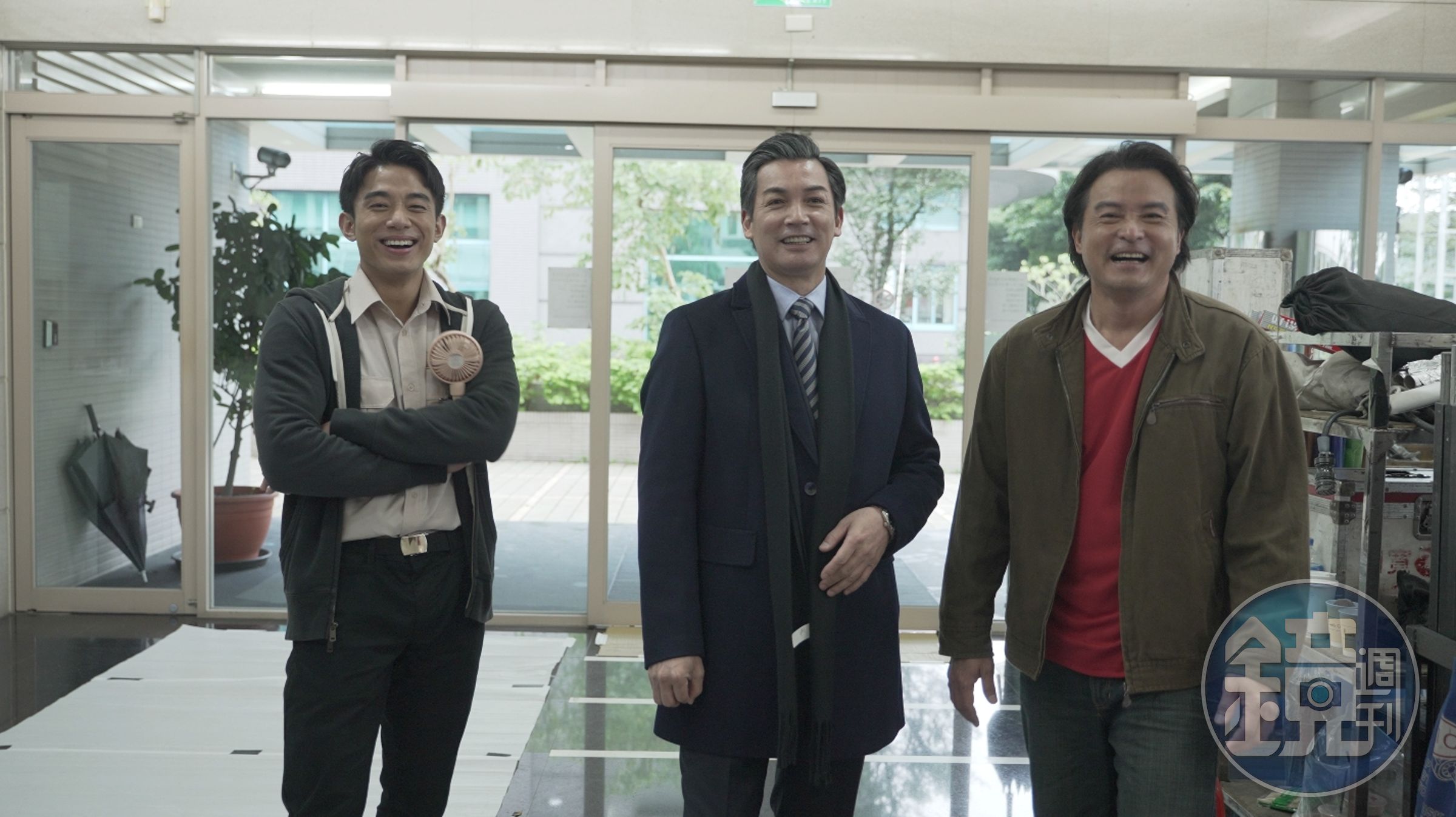 伊正（中）和李銘順（右）一見如故，戲外共組高爾夫四帥男團。（鏡文學提供）