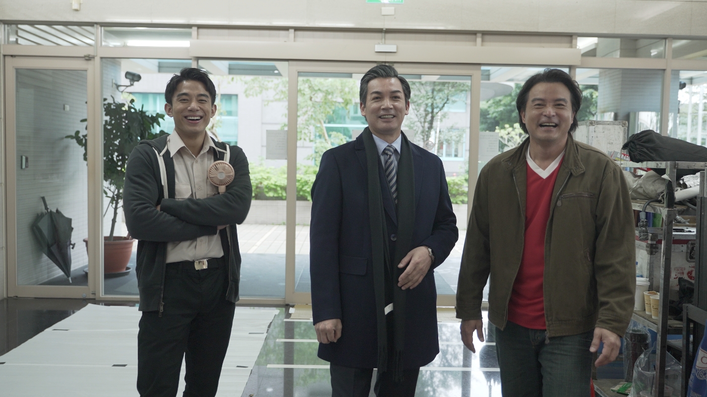 伊正（中）和李銘順（右）一見如故，戲外共組高爾夫四帥男團。（鏡文學提供）