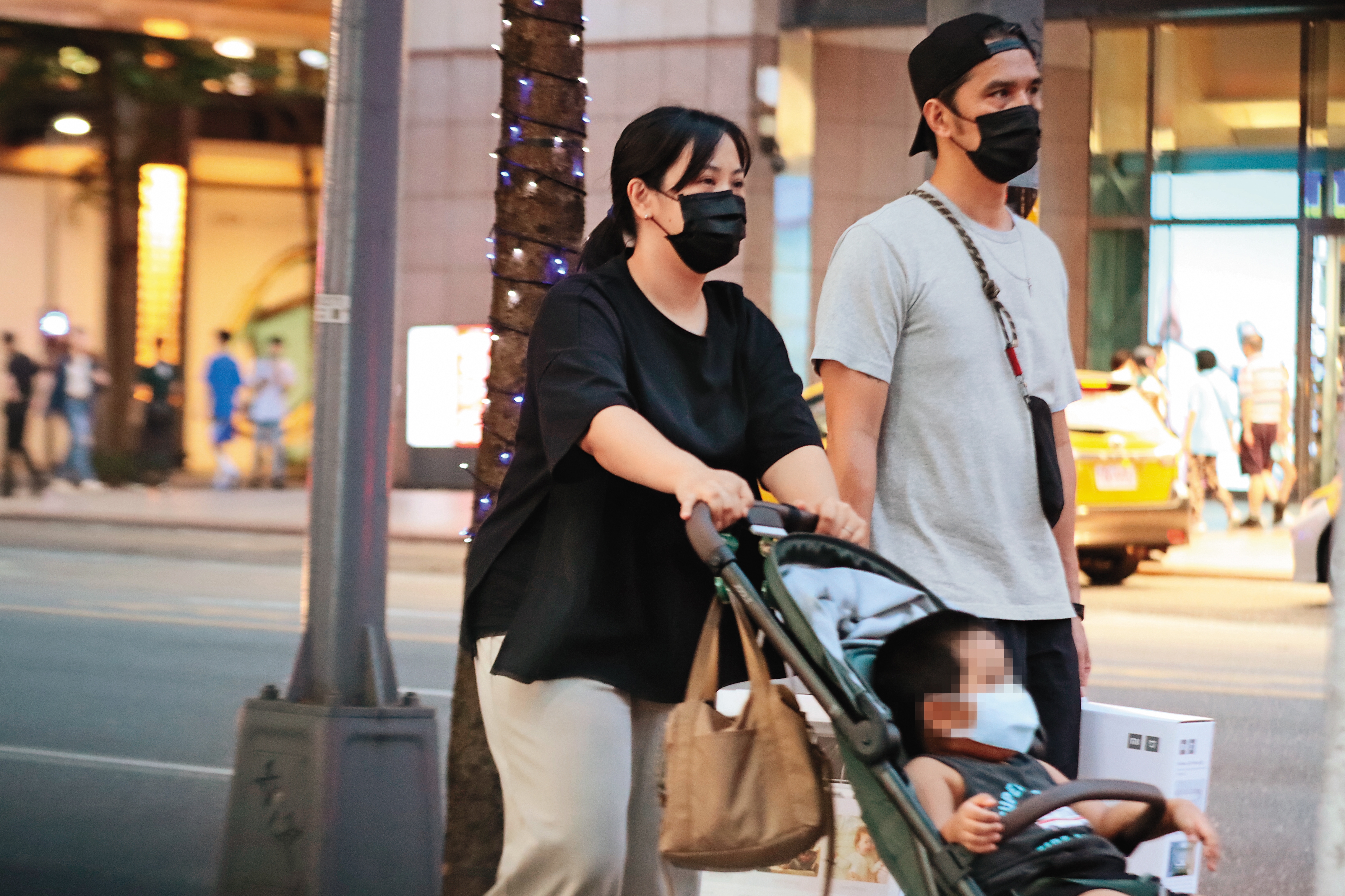 7/10 18:51 馬志翔(右)雙手各提一組燈具逛街,換老婆(左)推嬰兒車。