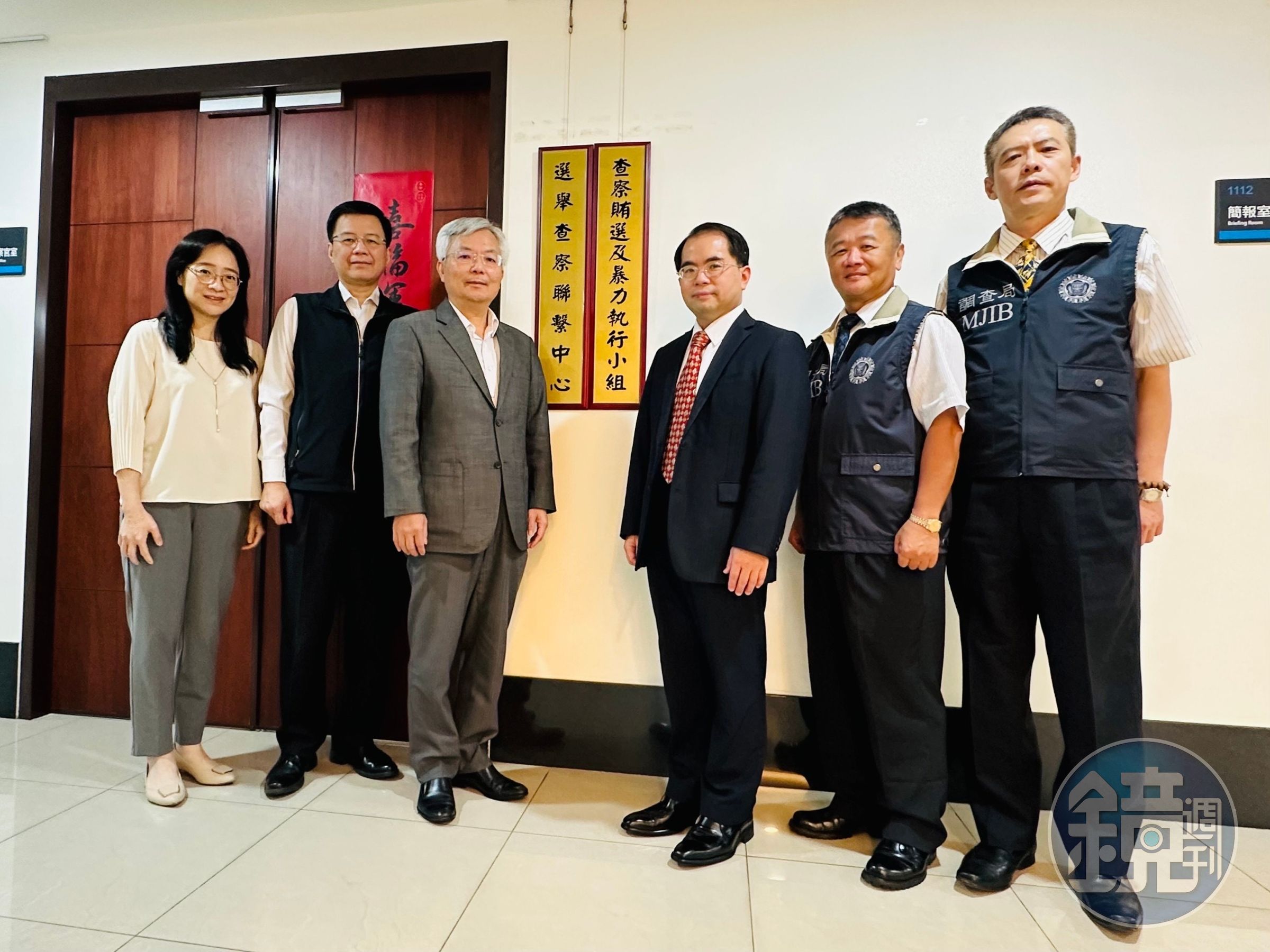 士林地檢署檢察長顏迺偉(右三)親自主持查察賄選及暴力執行小組成立揭牌儀式。(士林地檢署提供)