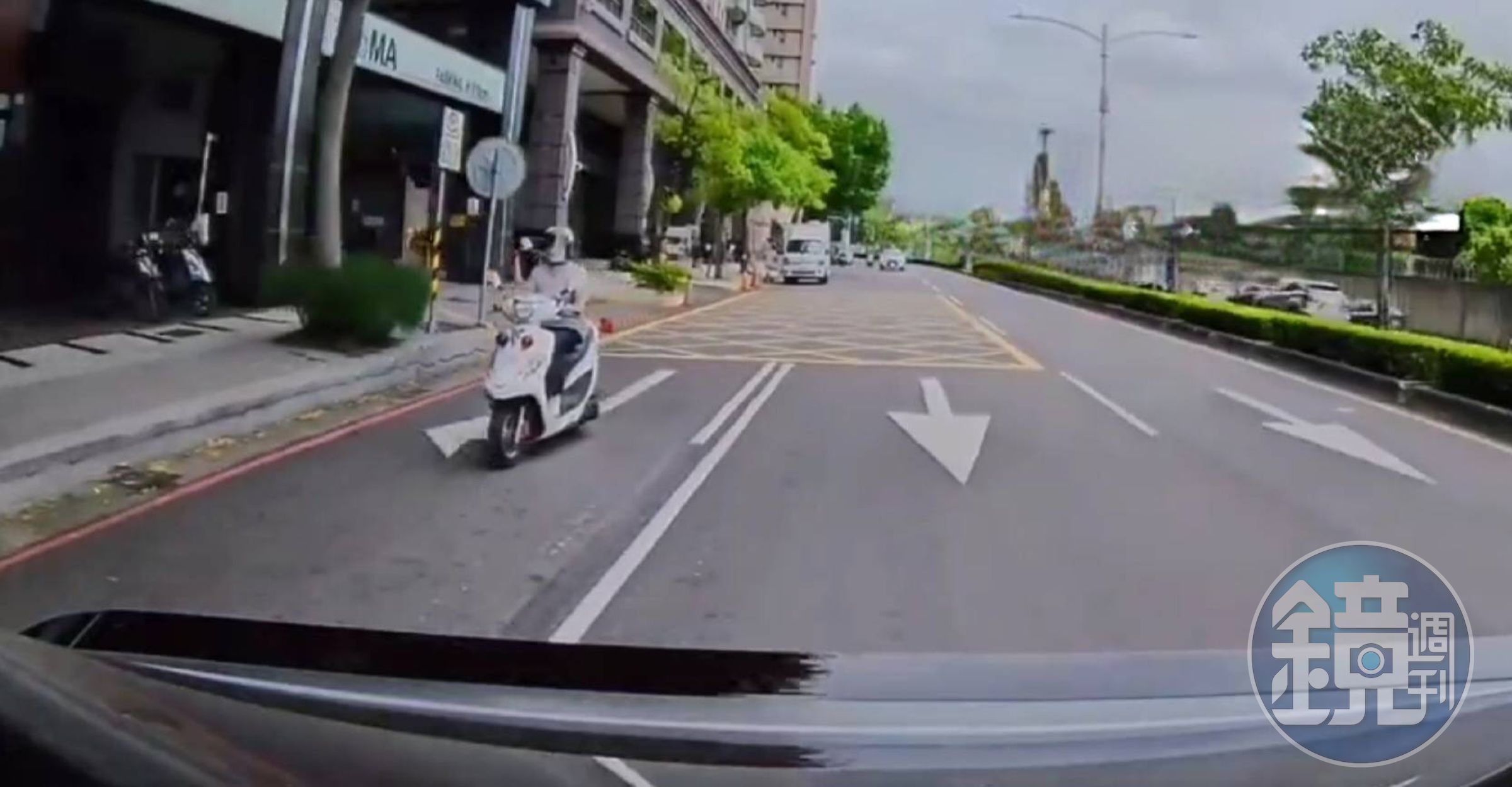 女子騎警車違規占用右轉專用道遭民眾拍下po上網，前鎮分局查證為自家女警。（翻攝畫面）