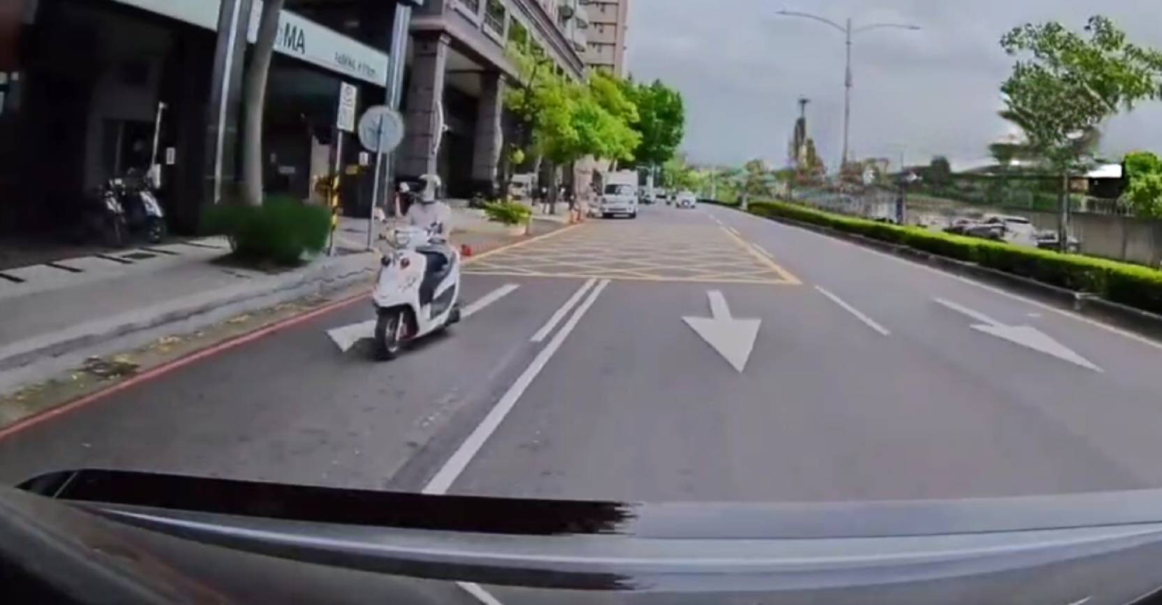 女子騎警車違規占用右轉專用道遭民眾拍下po上網，前鎮分局查證為自家女警。（翻攝畫面）