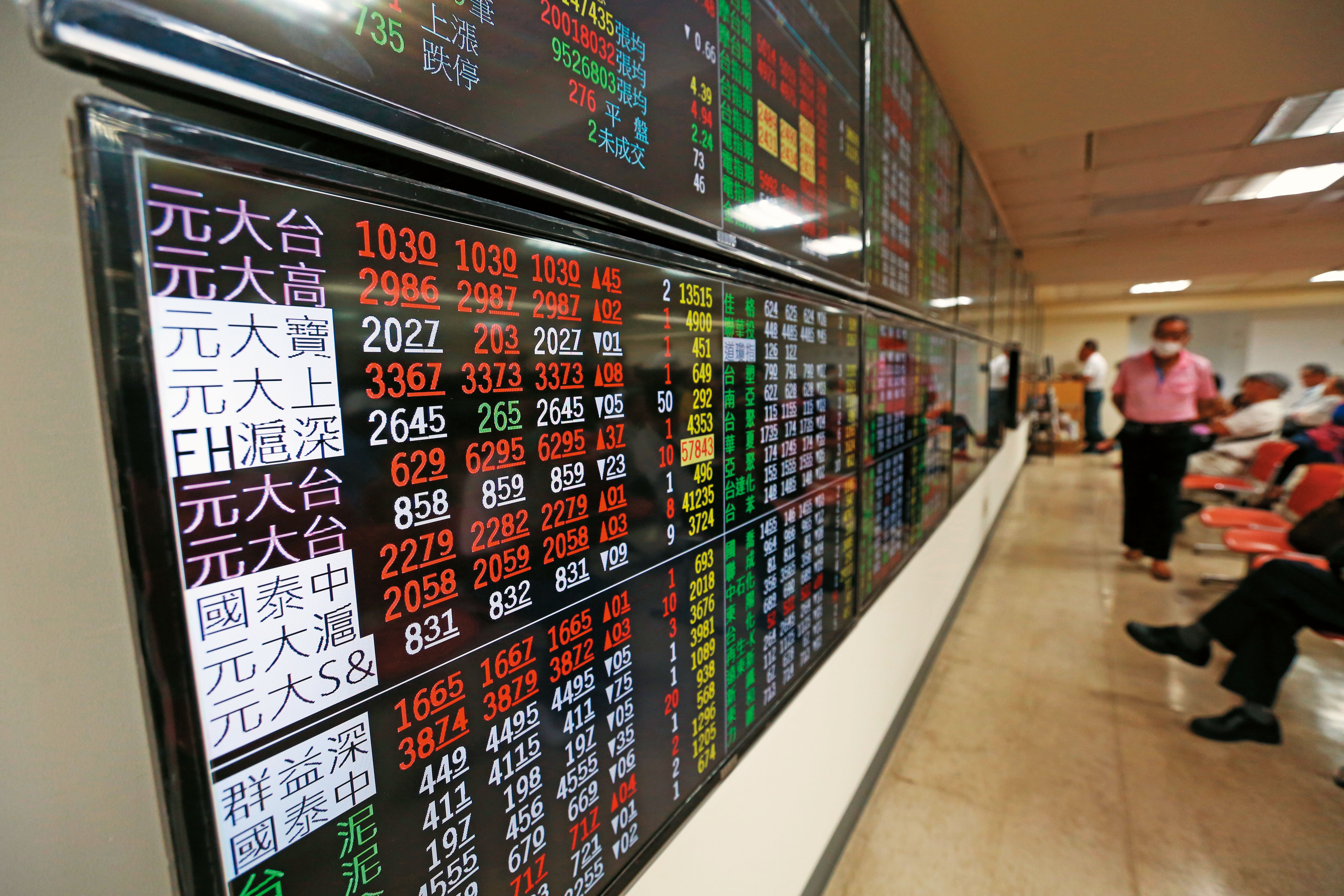 ETF有明確的指數建構規則，與「自組ETF」憑感覺決定標的、進出場時間全然不同。