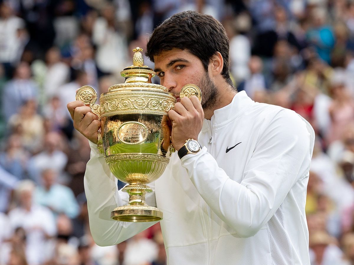 年僅20歲的艾卡拉茲（Carlos Alcaraz）終於擊敗試圖取得第24冠的喬科維奇，贏得他的第一座溫布頓冠軍。（圖片提供：溫布頓網球錦標賽 ©AELTC / Simon Bruty）