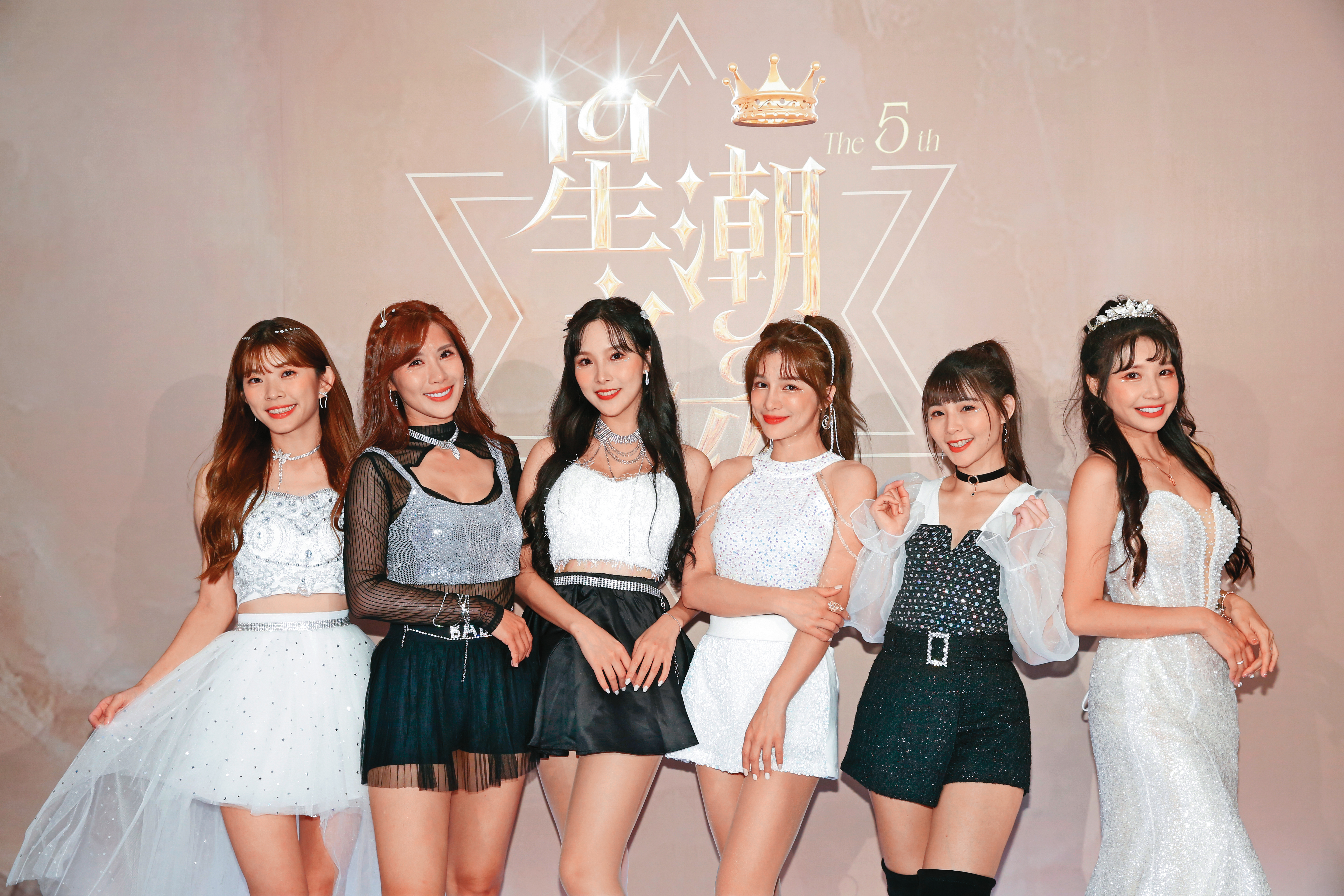 樂天女孩穎樂（左起）、沐妍、Rina、岱縈、筱晴、筠熹參加浪LIVE星潮之夜盛典亮麗出場，特地為表演排練全新舞步。