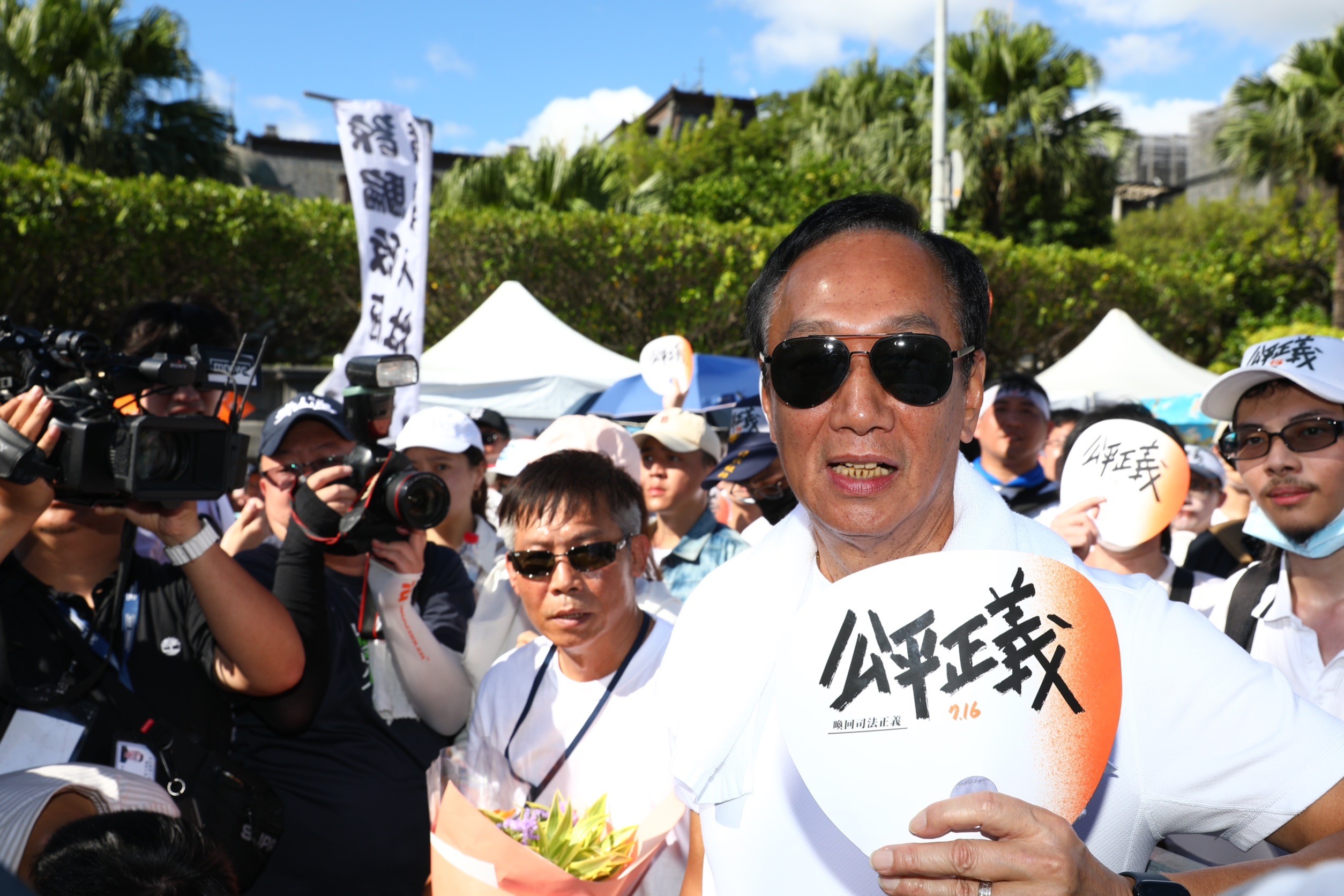 郭台銘昨出席凱道遊行，稱是要聆聽柯文哲的演說，向他學習如何「精準發言」吸引年輕人。