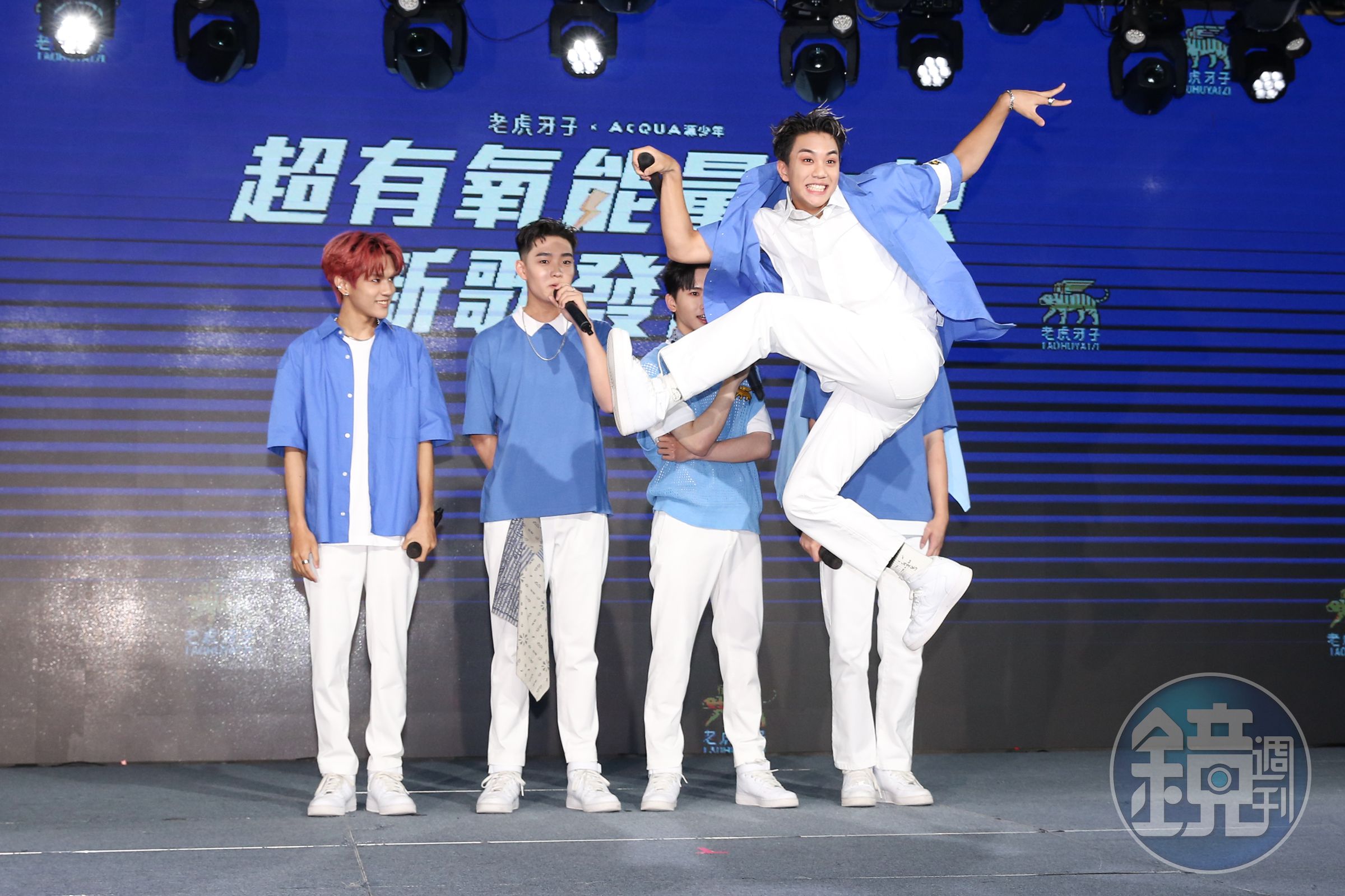源少年穿著寶藍色系服裝搭配白褲清新活力面貌登場，並搶先跳了一段副歌舞蹈。