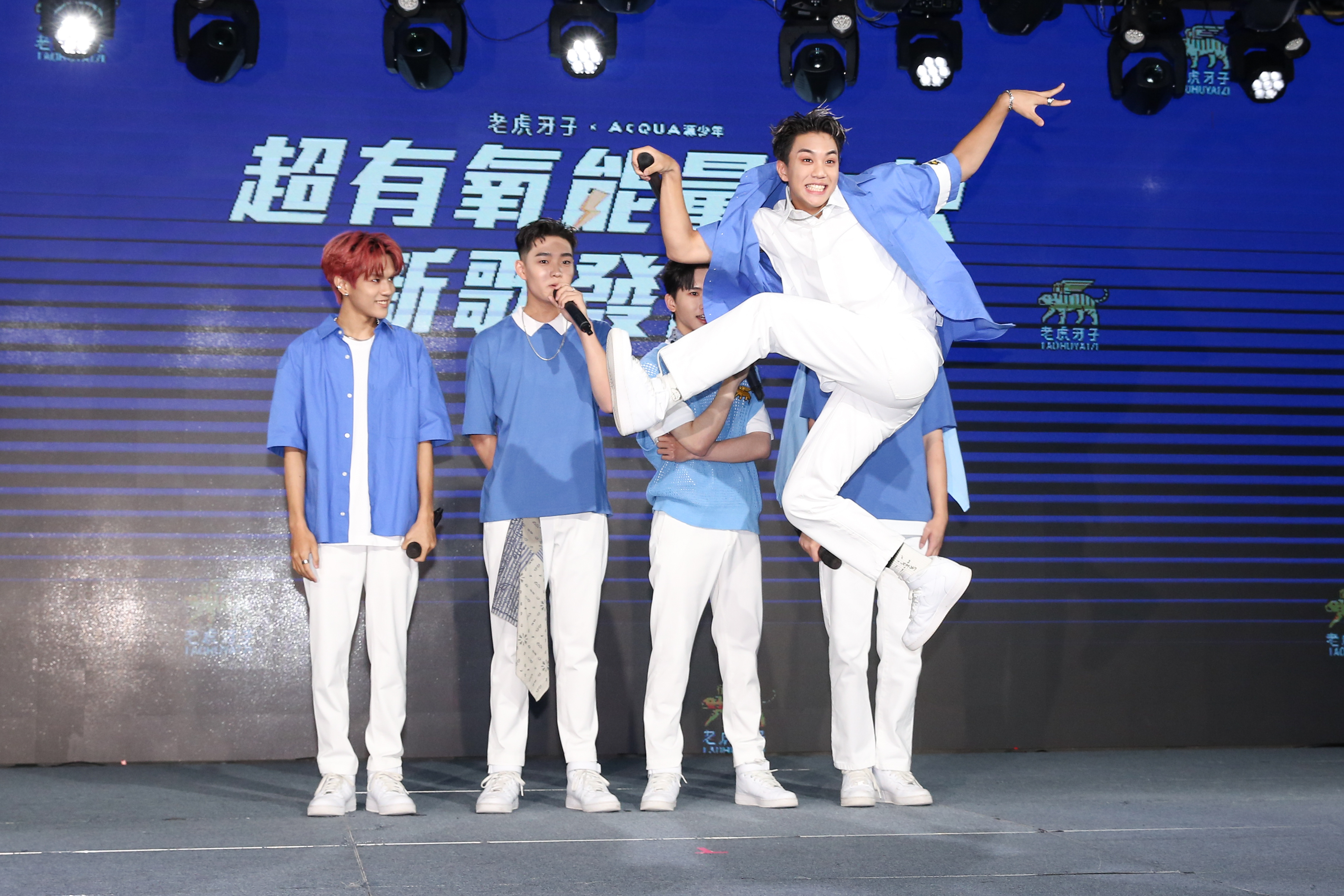 源少年穿著寶藍色系服裝搭配白褲清新活力面貌登場，並搶先跳了一段副歌舞蹈。