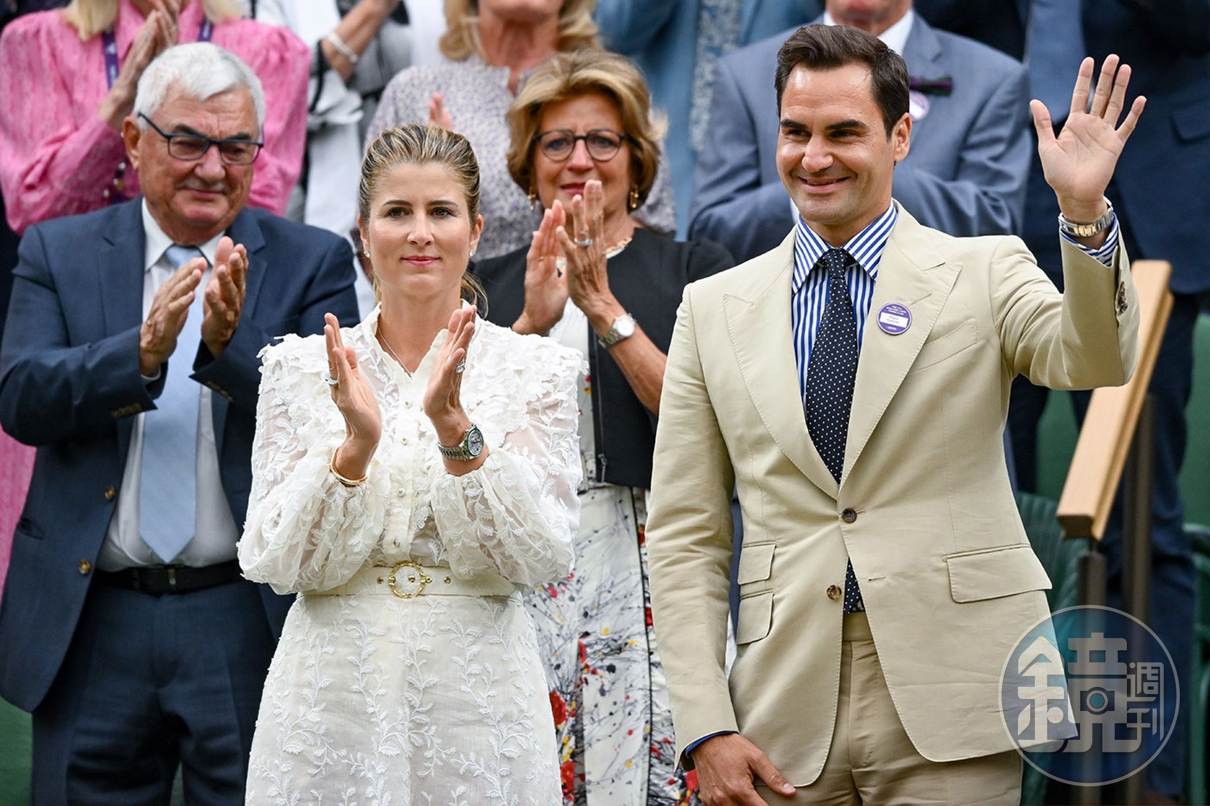 「網球之神」費德勒與其妻子Mirka Federer，在溫布頓網球賽的開幕戰上，重返中央球場，站在皇家包廂接受全場歡呼致敬。（圖片提供：溫布頓網球錦標賽 ©AELTC / Karwai Tang）