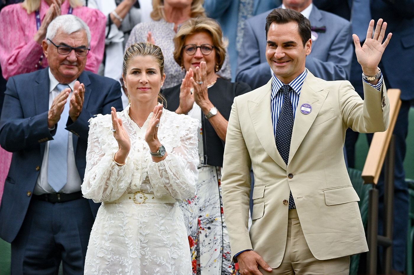 「網球之神」費德勒與其妻子Mirka Federer,在溫布頓網球賽的開幕戰上,重返中央球場,站在皇家包廂接受全場歡呼致敬。(圖片提供:溫布頓網球錦標賽 ©AELTC / Karwai Tang)