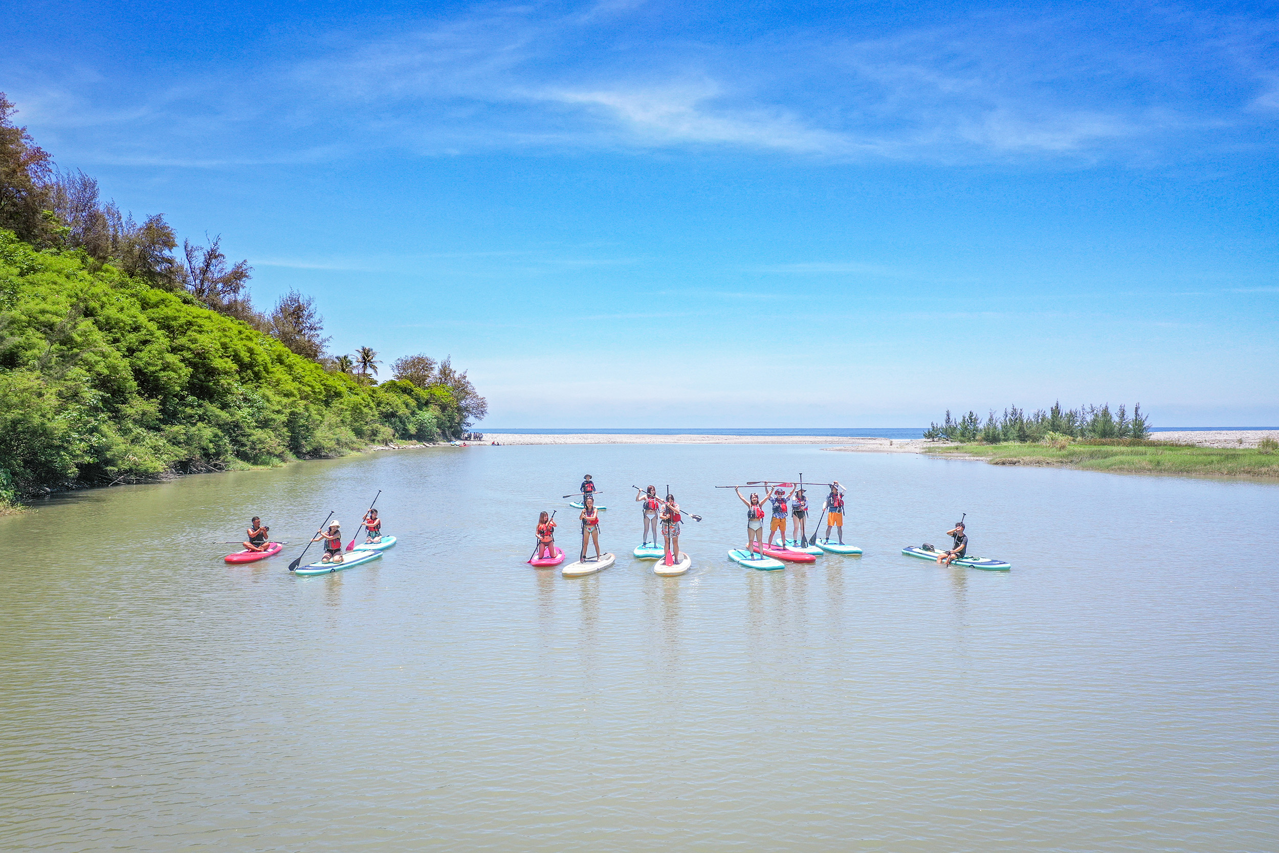 在馬武窟溪划SUP，可捕捉以碧海藍天為背景的遼闊視角。